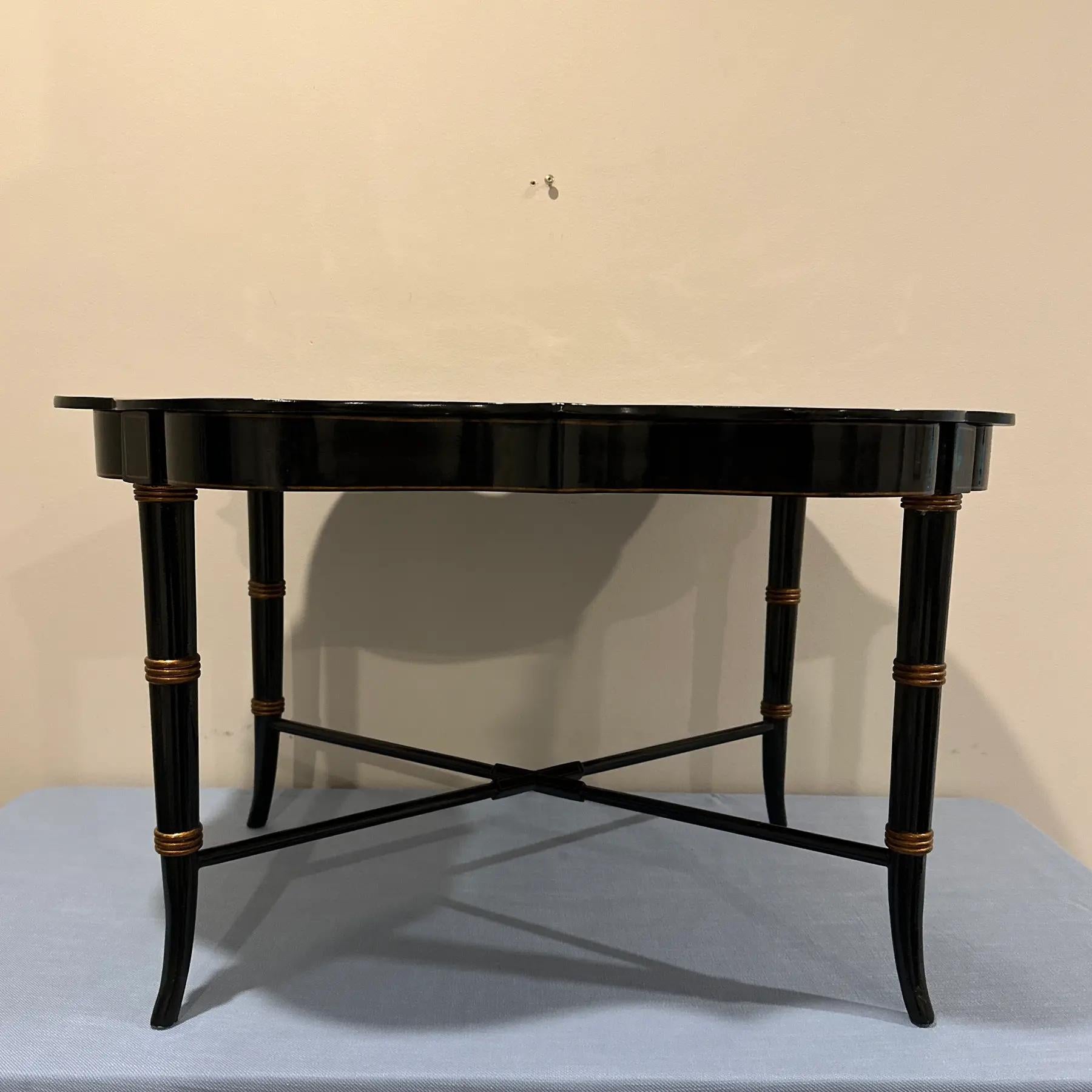 Chinoiseries Table à plateau vintage Maitland Smith, peinte à la main et laquée, pour la chasse aux oiseaux en vente