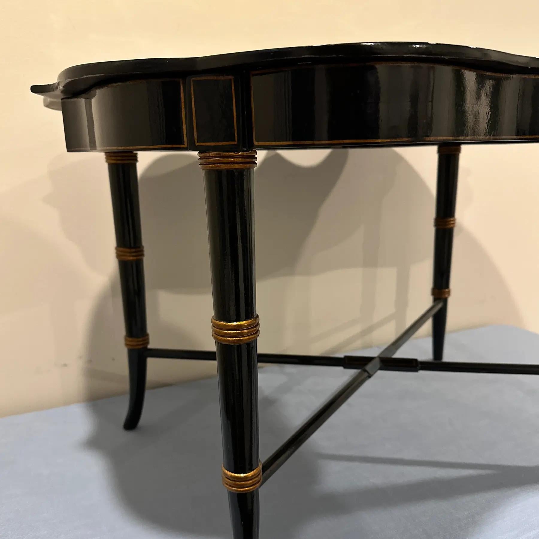 Peint à la main Table à plateau vintage Maitland Smith, peinte à la main et laquée, pour la chasse aux oiseaux en vente