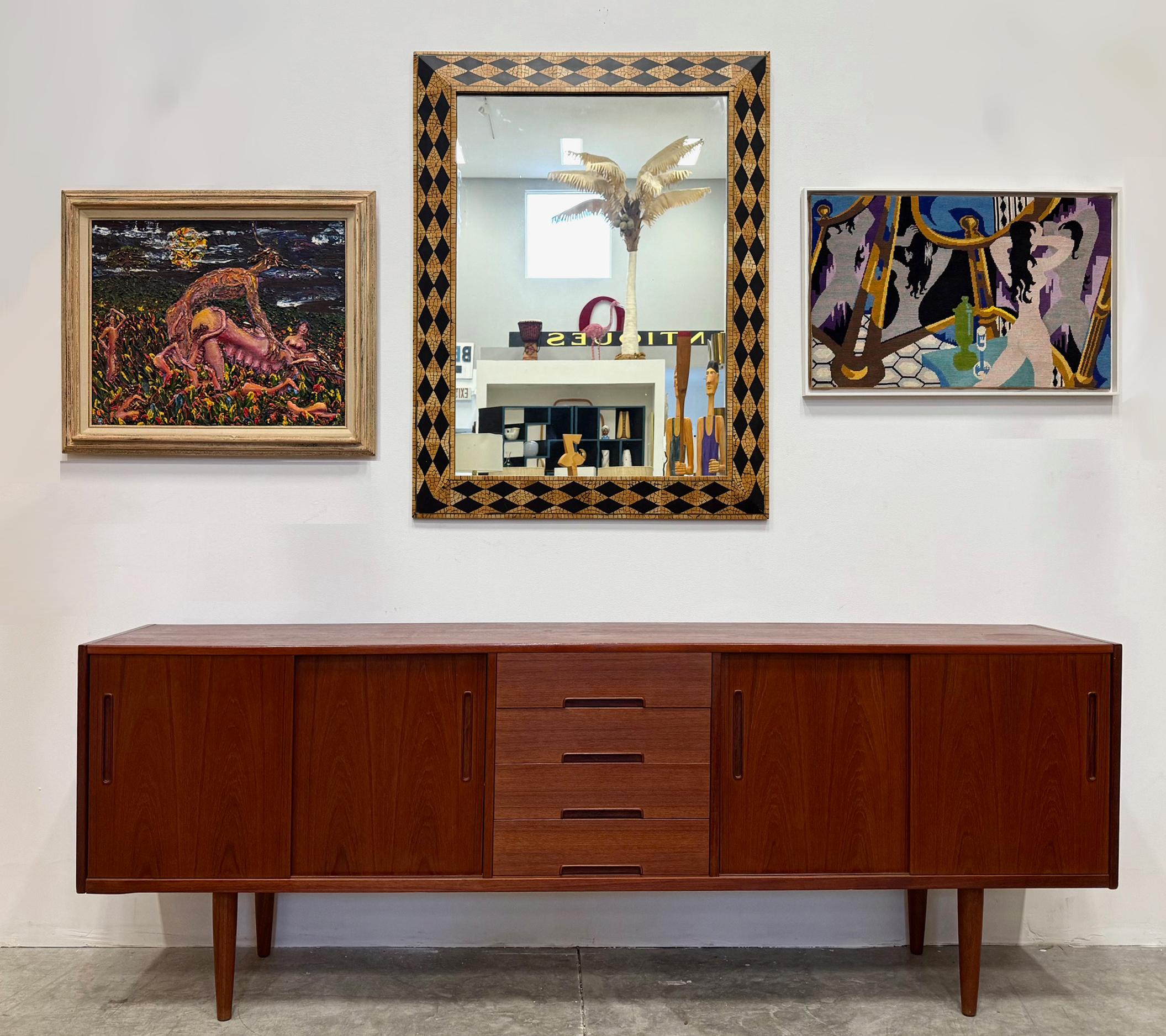 Specchio d'epoca con guscio di cocco intarsiato di Maitland Smith Harlequin

In vendita c'è uno specchio da parete di Maitland Smith, imponente e sostanzioso, creato con intarsi di gusci di cocco schiacciati e finiture in ottone.  Lo specchio è