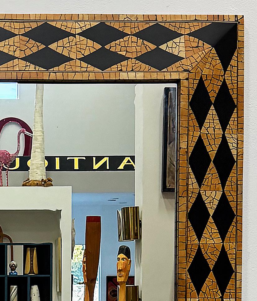 Specchio d'epoca con guscio di cocco intarsiato di Maitland Smith Harlequin In condizioni buone in vendita a Miami, FL