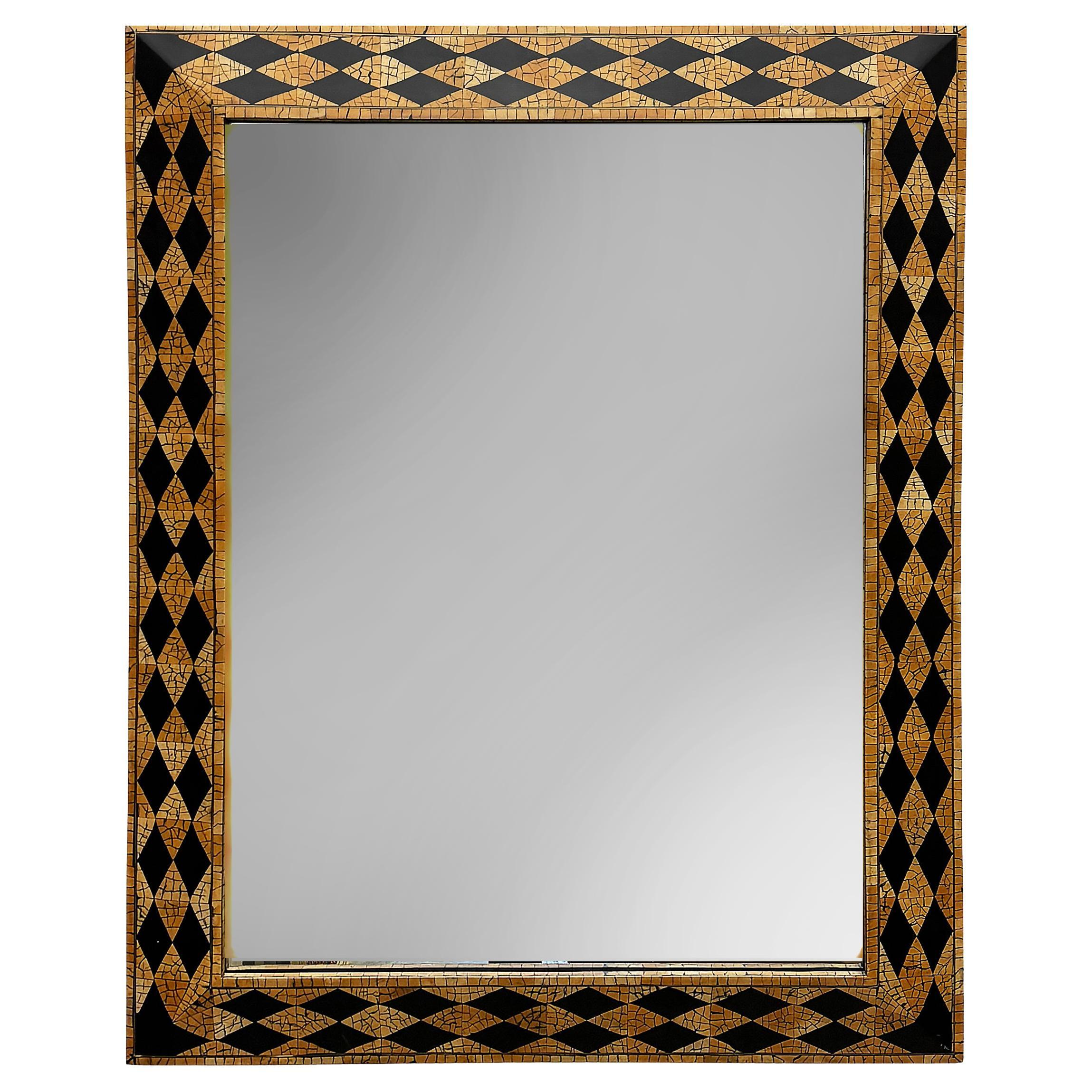 Specchio d
epoca con guscio di cocco intarsiato di Maitland Smith Harlequin in vendita