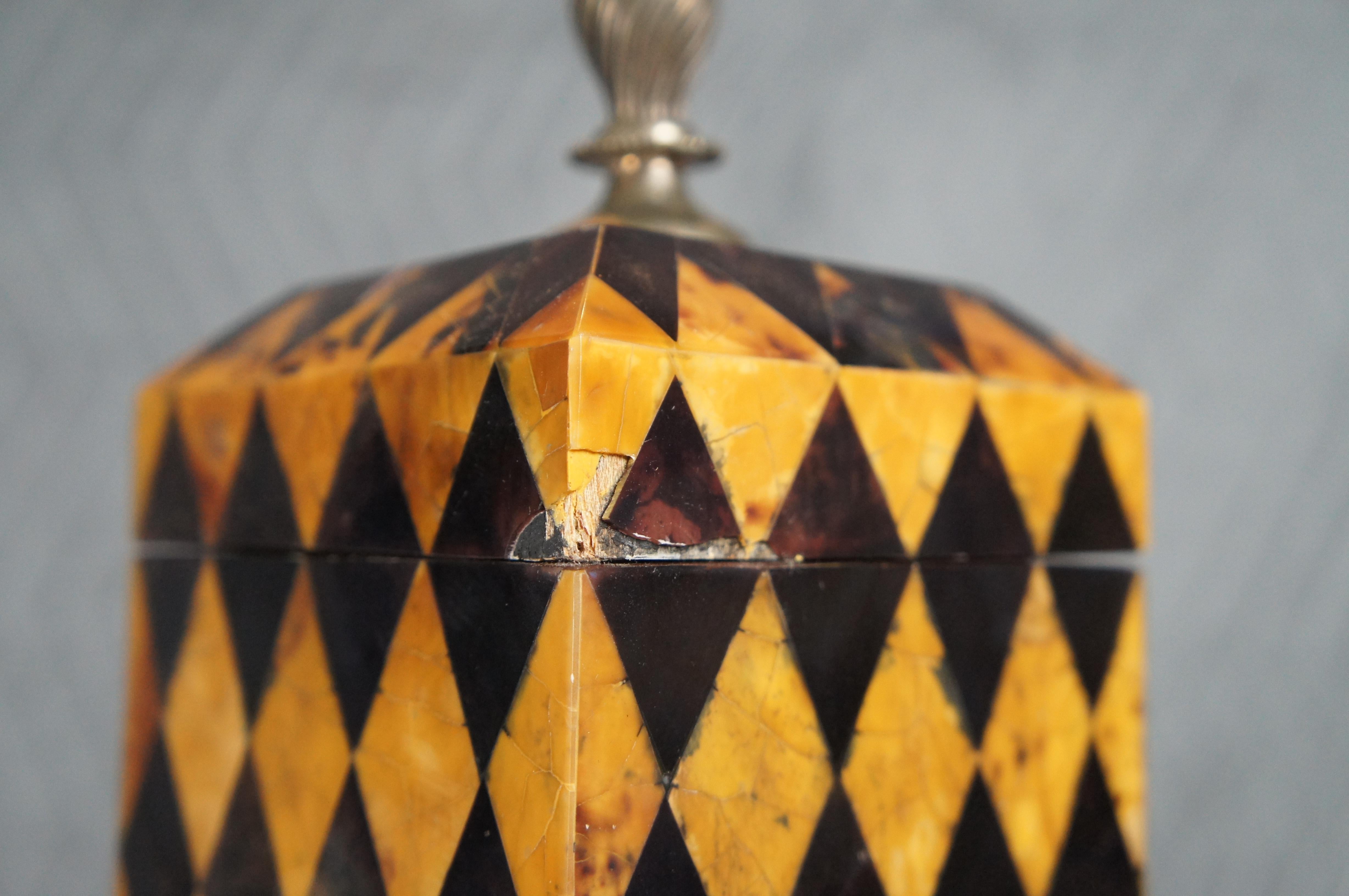 Laiton Boîte d'Urne Décorative Moderne Vintage Maitland Smith Harlequin Penshell Brass Footed en vente