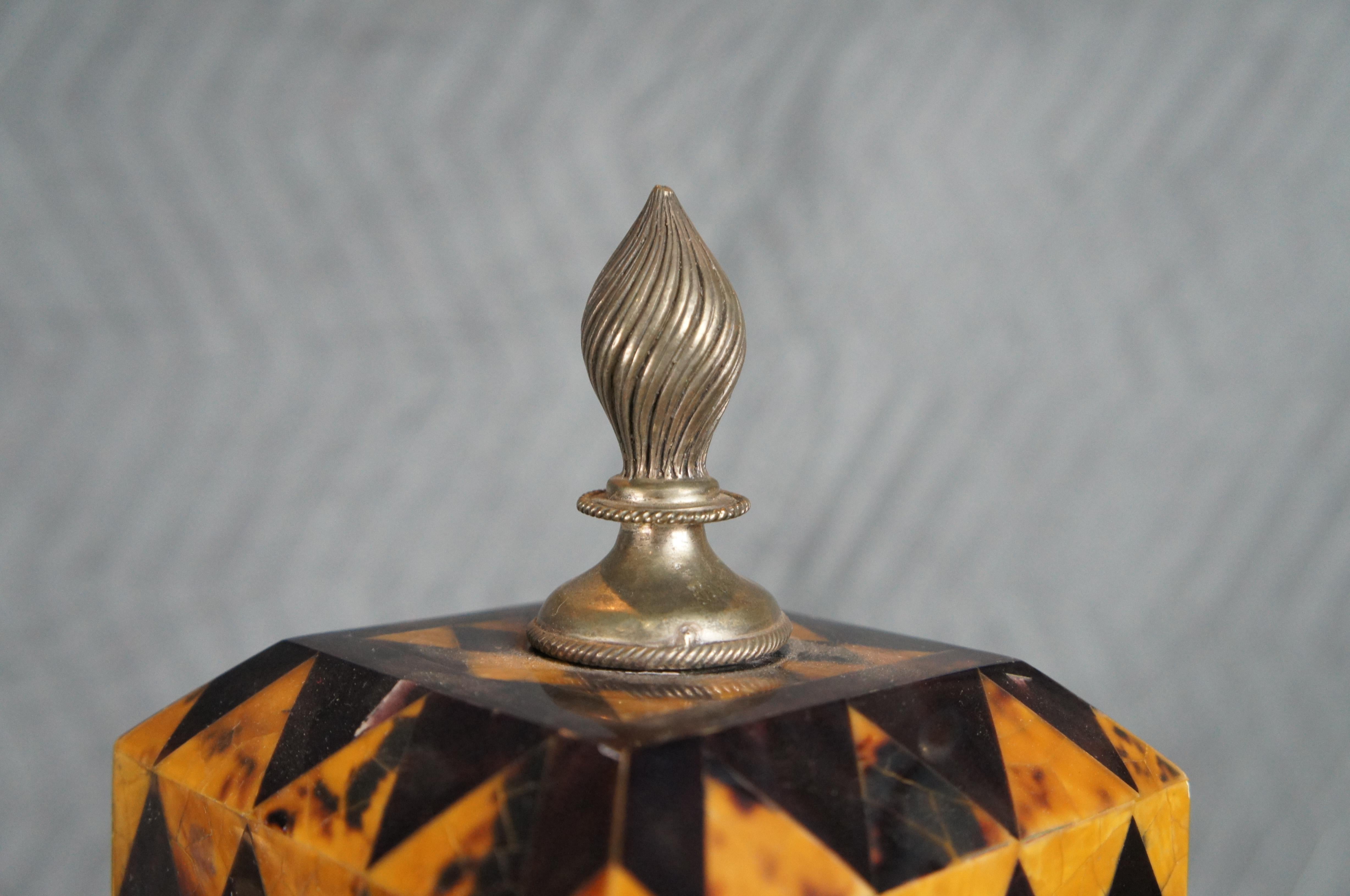 Boîte d'Urne Décorative Moderne Vintage Maitland Smith Harlequin Penshell Brass Footed en vente 1