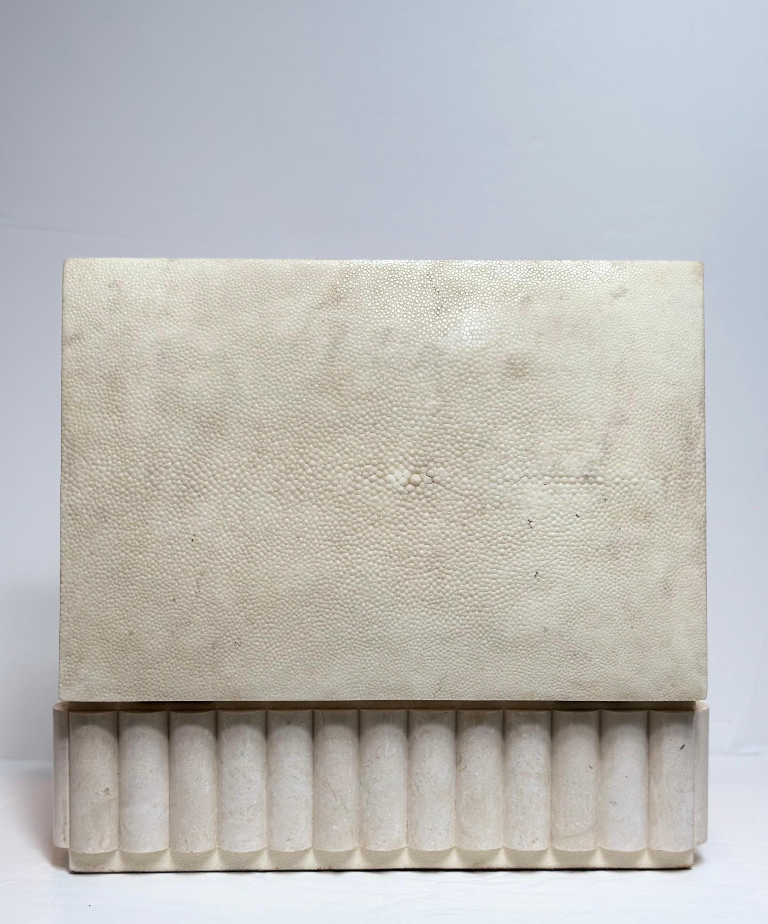 Scatola rettangolare scanalata Maitland Smith avorio e pietra scanalata d'epoca in vendita 5