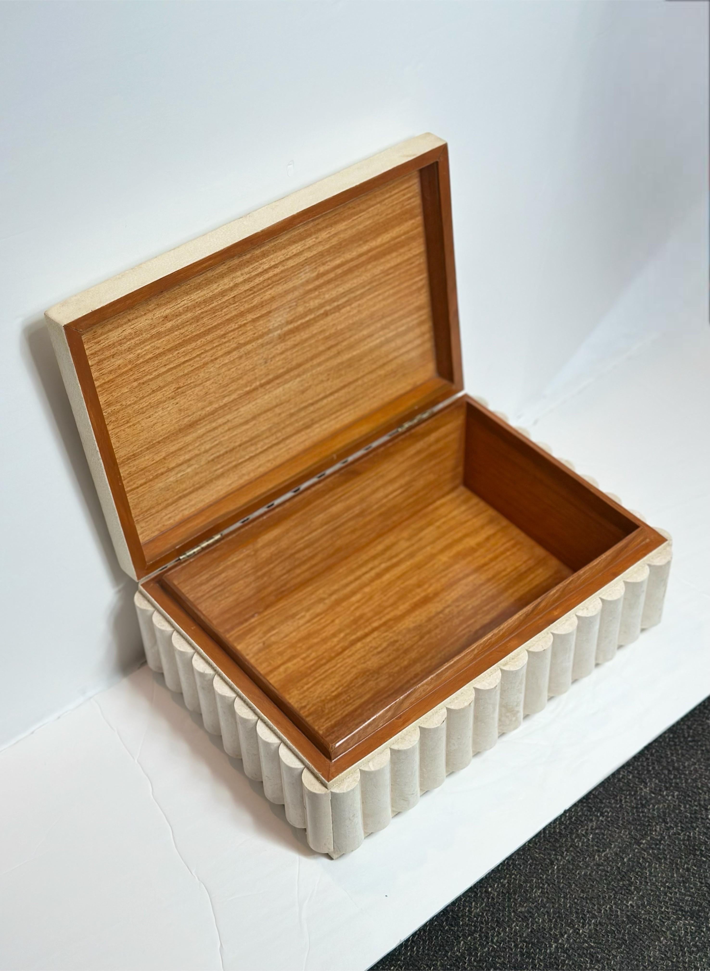 Scatola rettangolare scanalata Maitland Smith avorio e pietra scanalata d'epoca in vendita 7