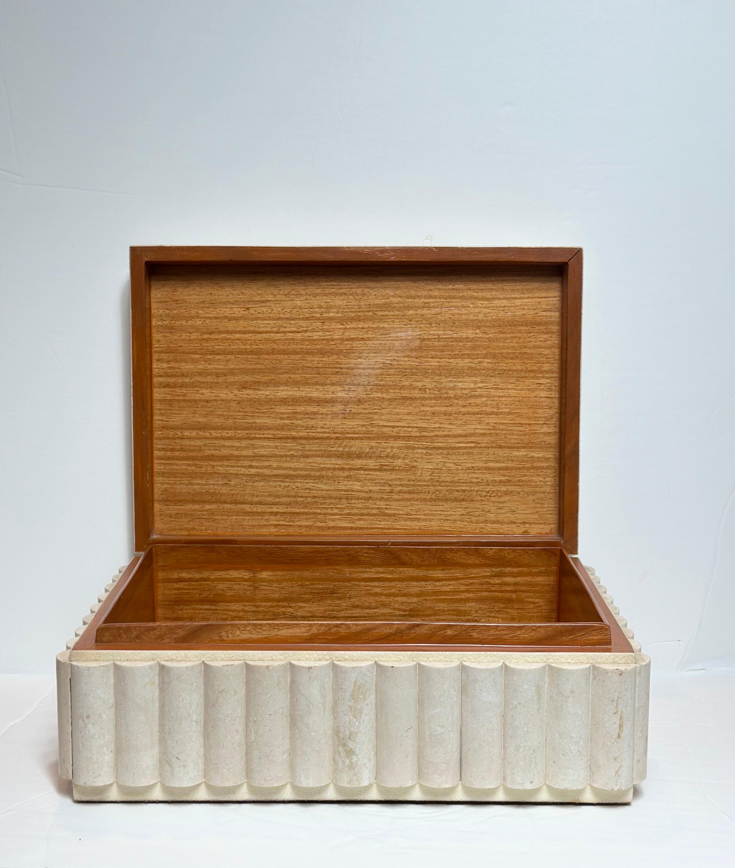 Scatola rettangolare scanalata Maitland Smith avorio e pietra scanalata d'epoca In condizioni buone in vendita a Farmington Hills, MI
