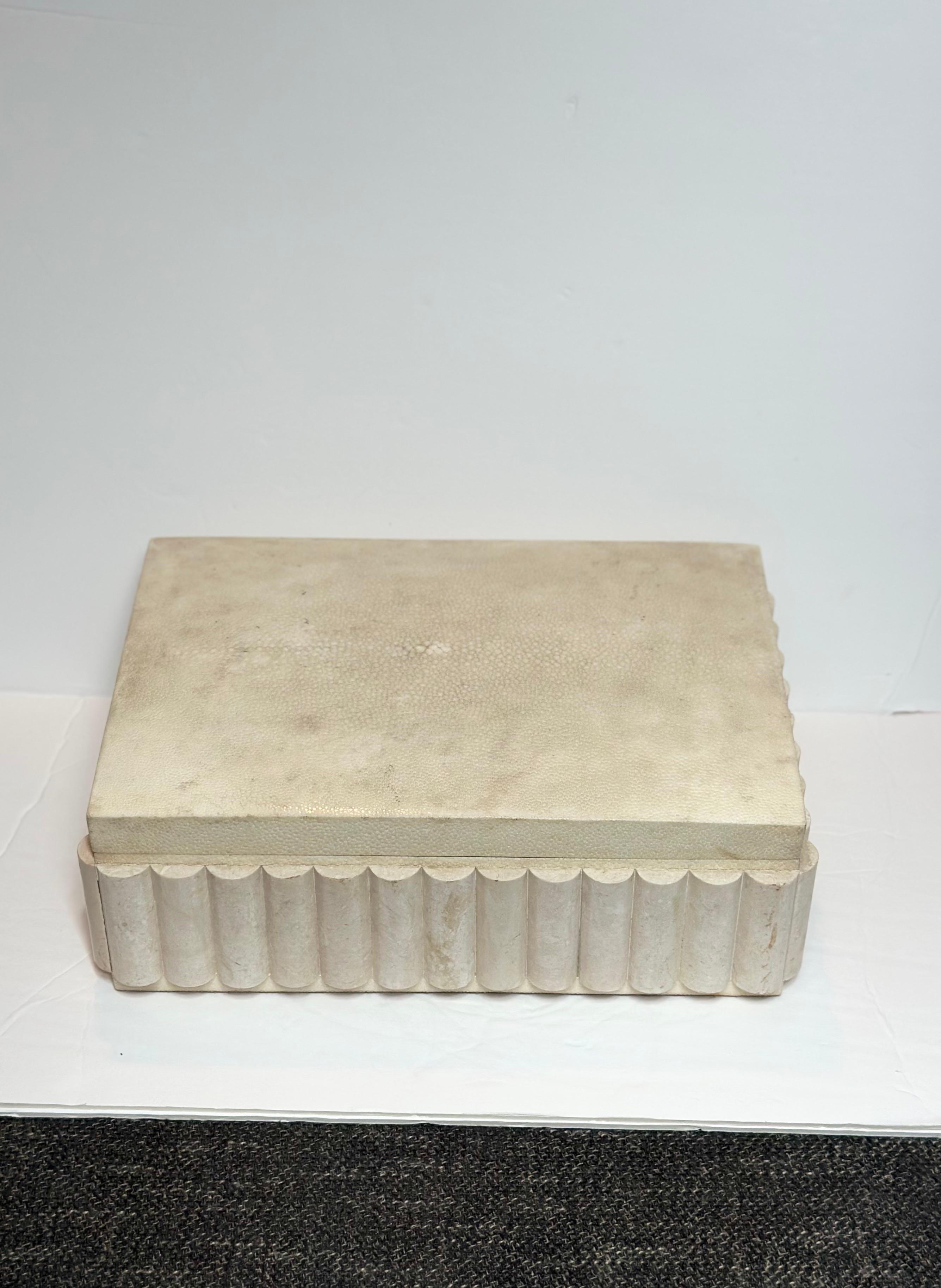 Fine XX secolo Scatola rettangolare scanalata Maitland Smith avorio e pietra scanalata d'epoca in vendita