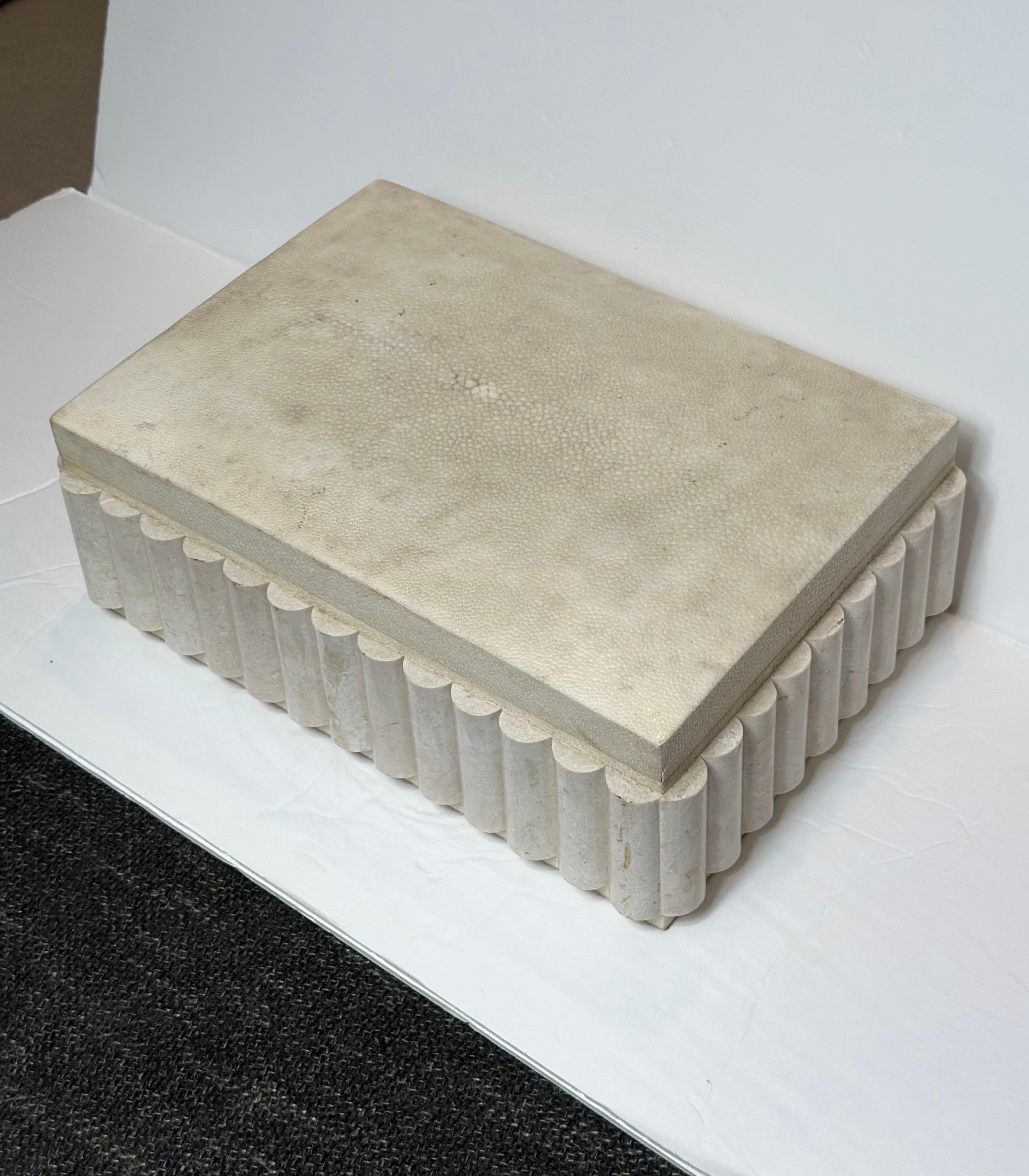 Scatola rettangolare scanalata Maitland Smith avorio e pietra scanalata d'epoca in vendita 2