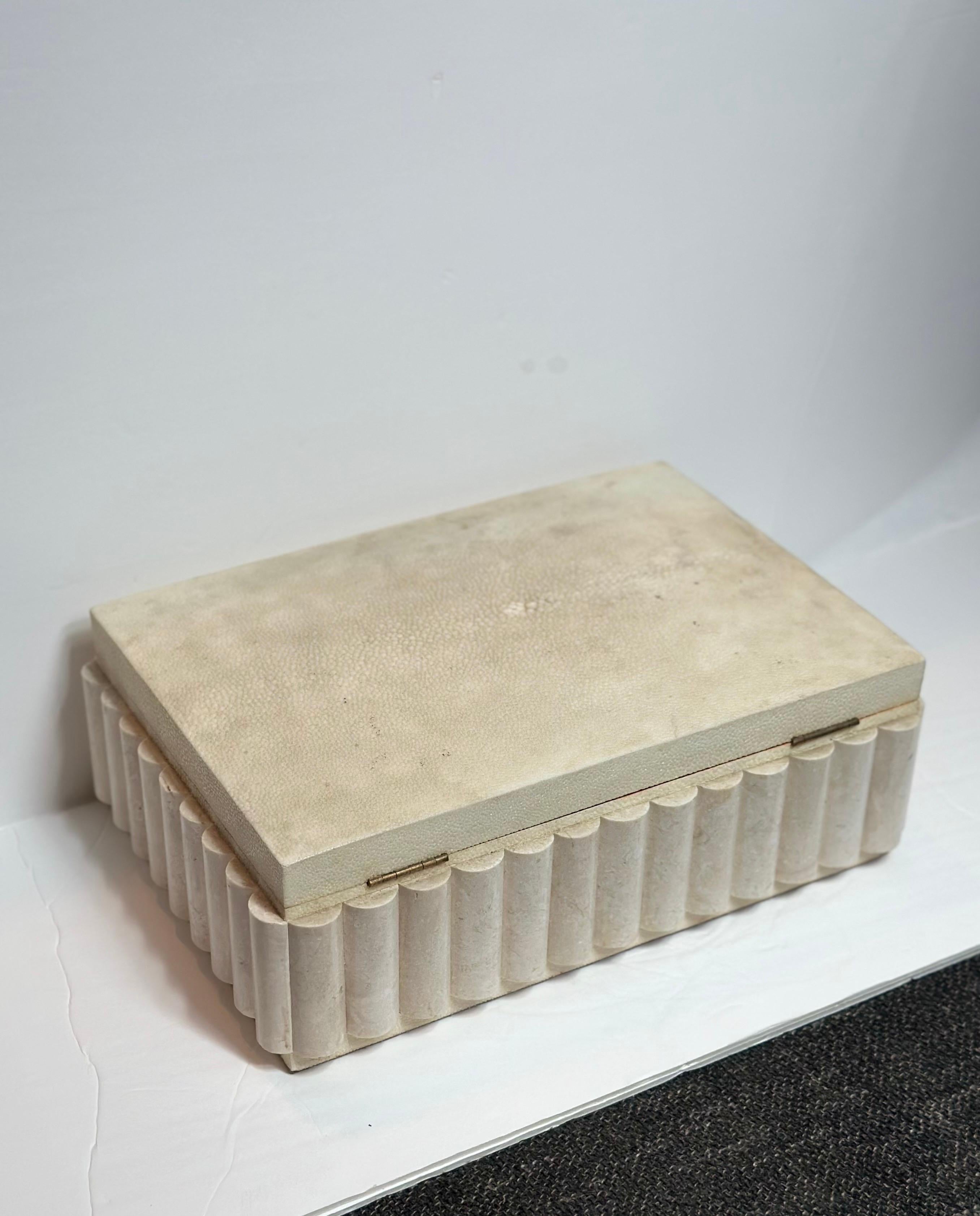 Scatola rettangolare scanalata Maitland Smith avorio e pietra scanalata d'epoca in vendita 3