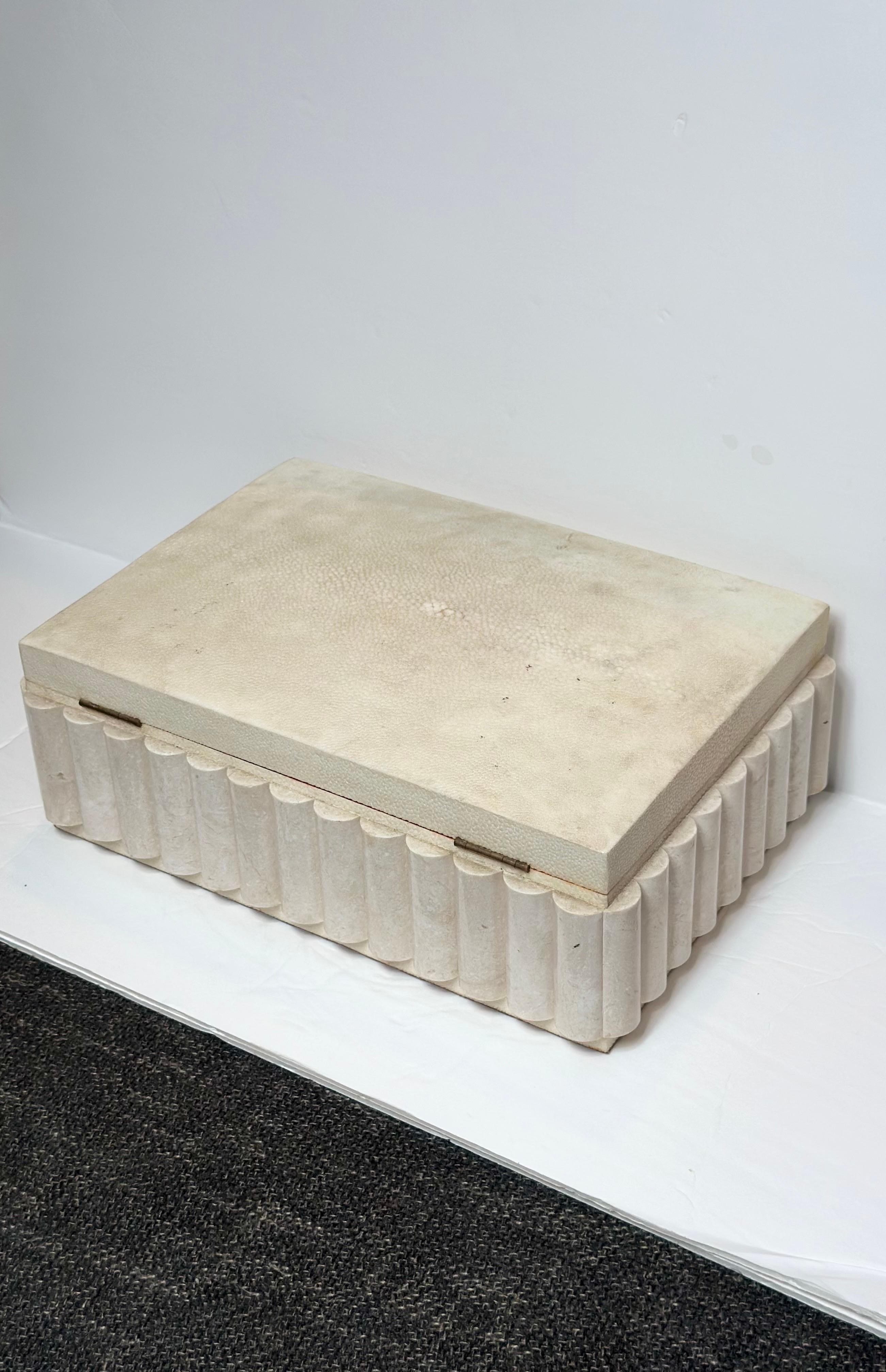 Scatola rettangolare scanalata Maitland Smith avorio e pietra scanalata d'epoca in vendita 4