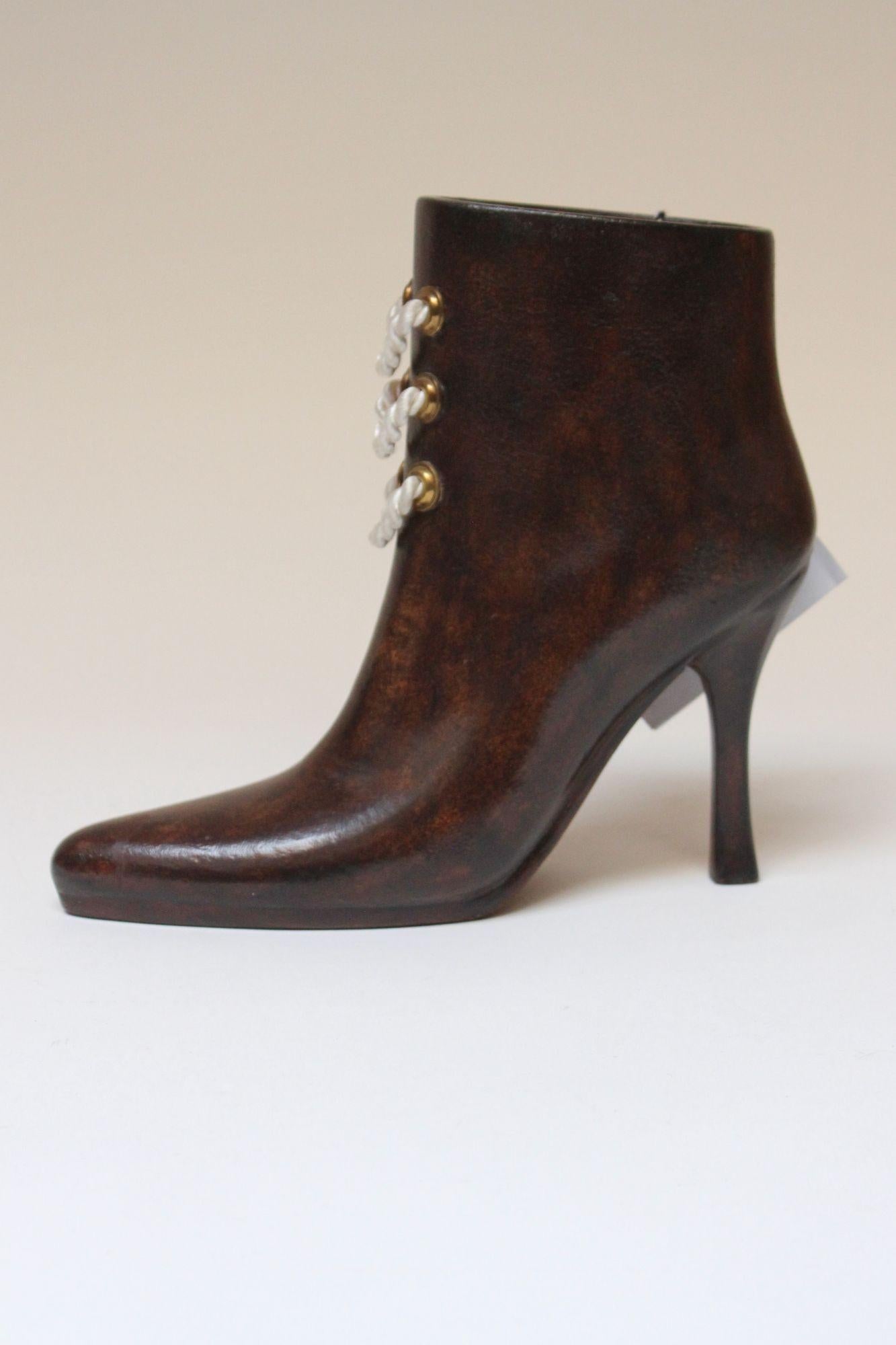 Vintage Maitland Smith Laced High Heel Boot Vase in Mahogany and Leatherette In Good Condition For Sale In Brooklyn, NY