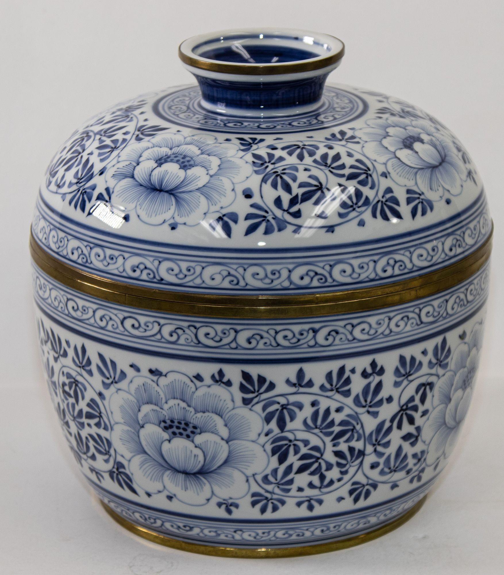 Vintage Maitland Smith Large Blue and White Porcelain Floral Pattern Lidded Urn 6