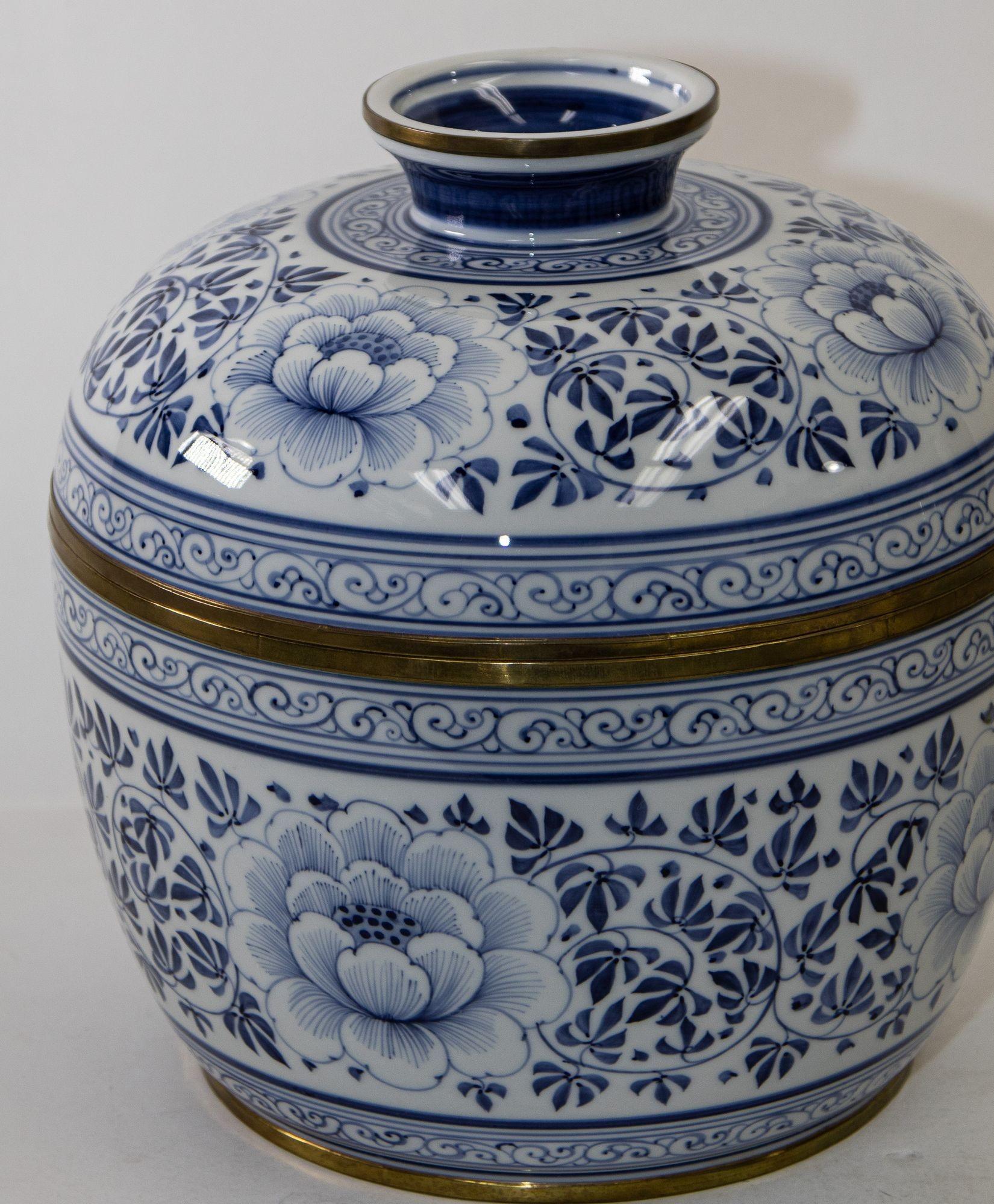 Vintage Maitland Smith Large Blue and White Porcelain Floral Pattern Lidded Urn 7