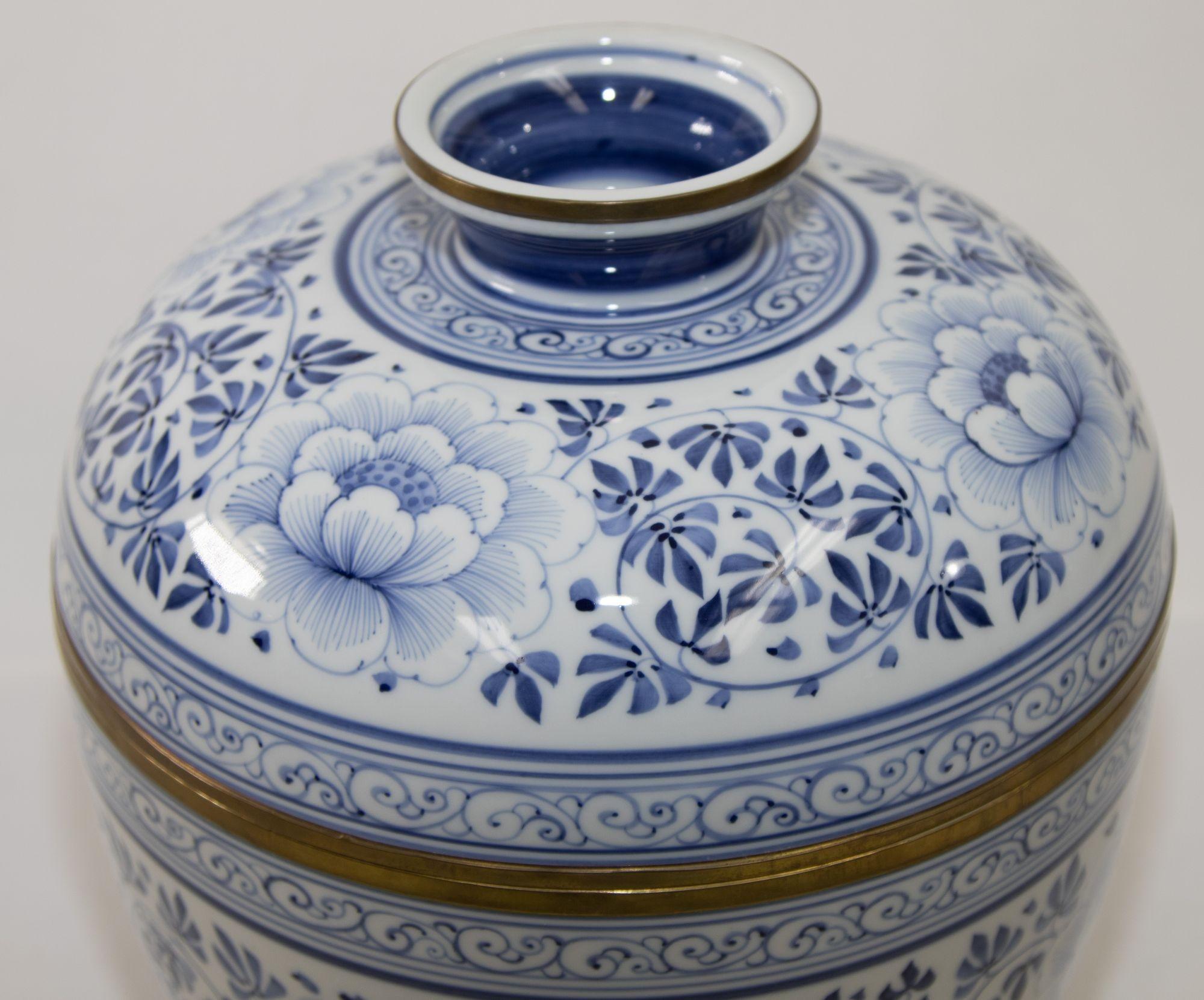 Vintage Maitland Smith Large Blue and White Porcelain Floral Pattern Lidded Urn 8