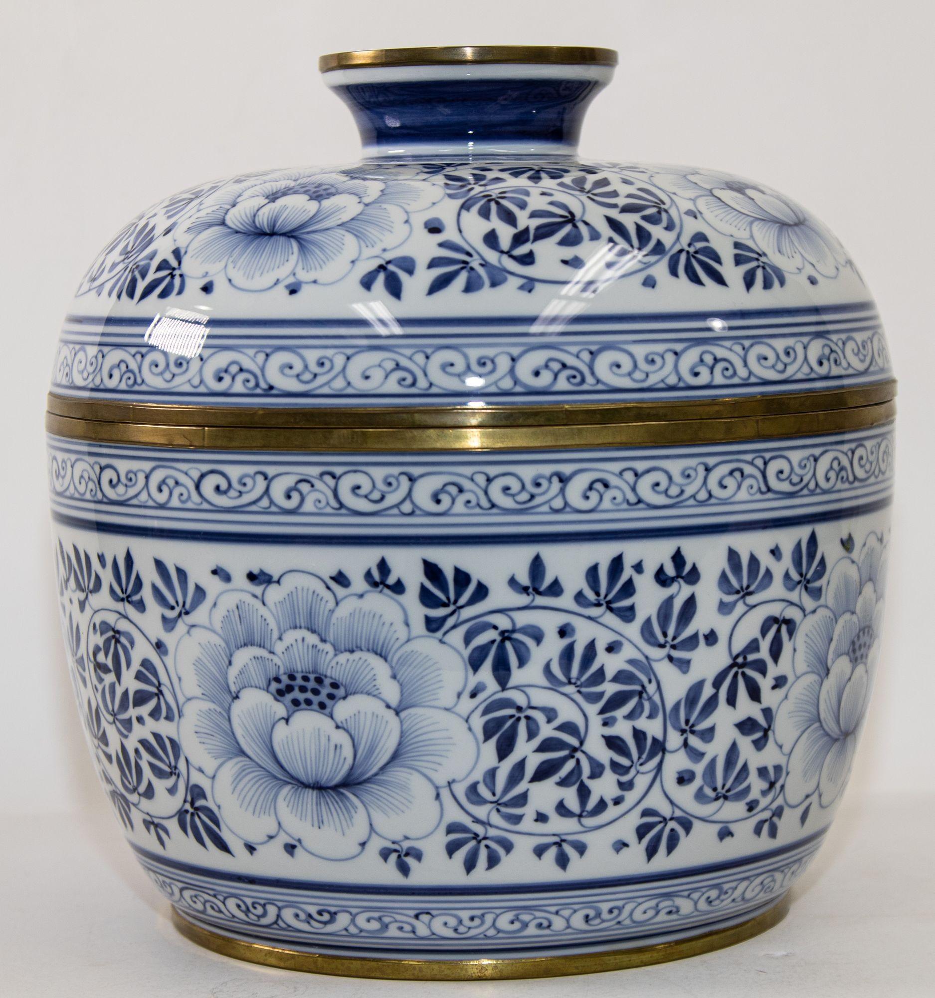 Vintage Maitland Smith Large Blue and White Porcelain Floral Pattern Lidded Urn 9
