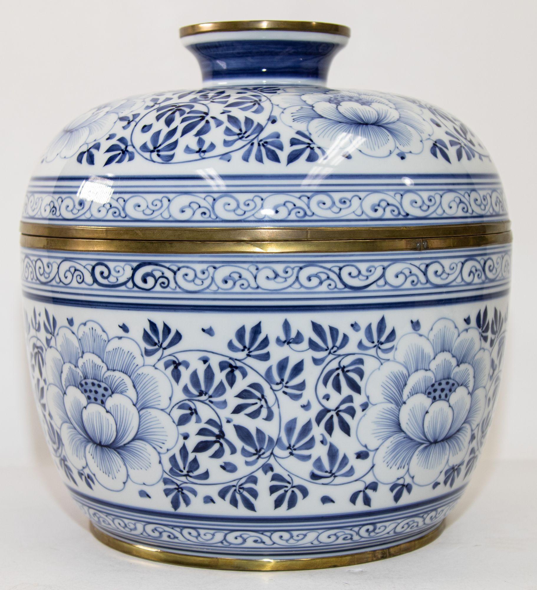 Hand-Painted Vintage Maitland Smith Large Blue and White Porcelain Floral Pattern Lidded Urn