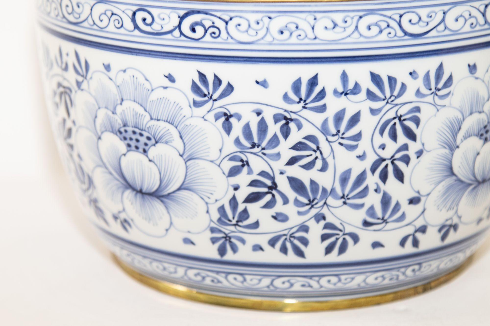 Vintage Maitland Smith Large Blue and White Porcelain Floral Pattern Lidded Urn In Good Condition In North Hollywood, CA