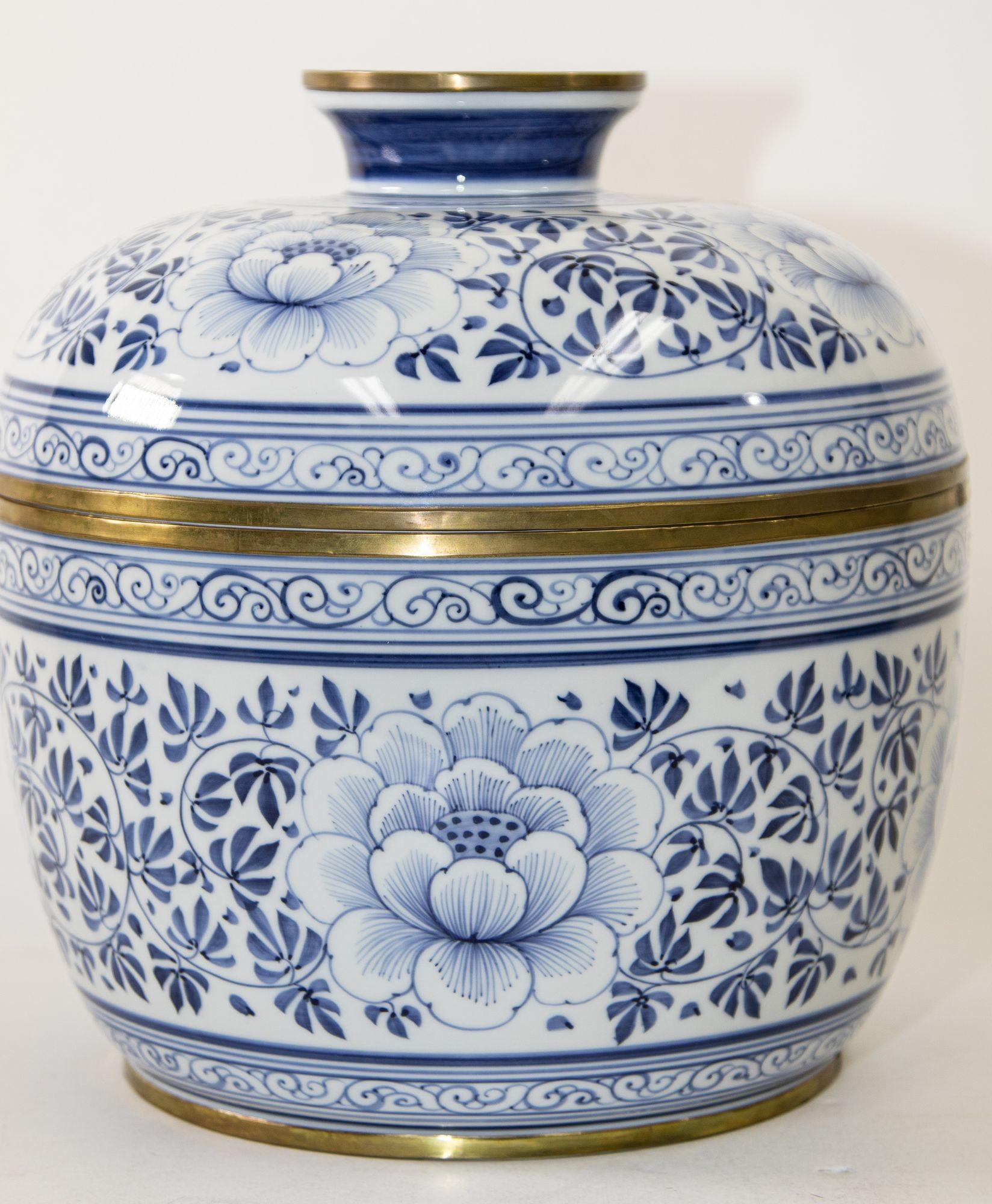 20th Century Vintage Maitland Smith Large Blue and White Porcelain Floral Pattern Lidded Urn