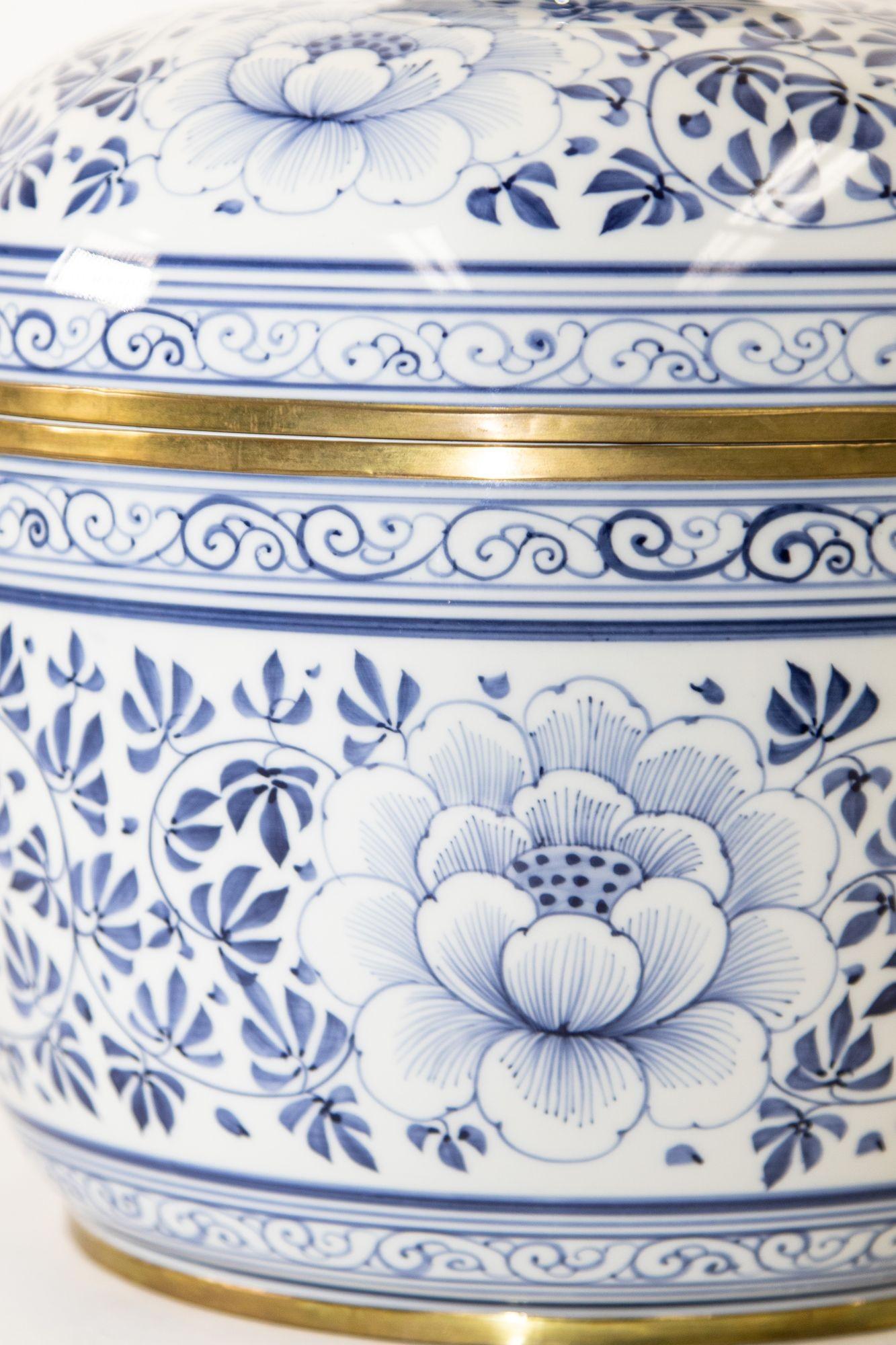 Vintage Maitland Smith Large Blue and White Porcelain Floral Pattern Lidded Urn 1