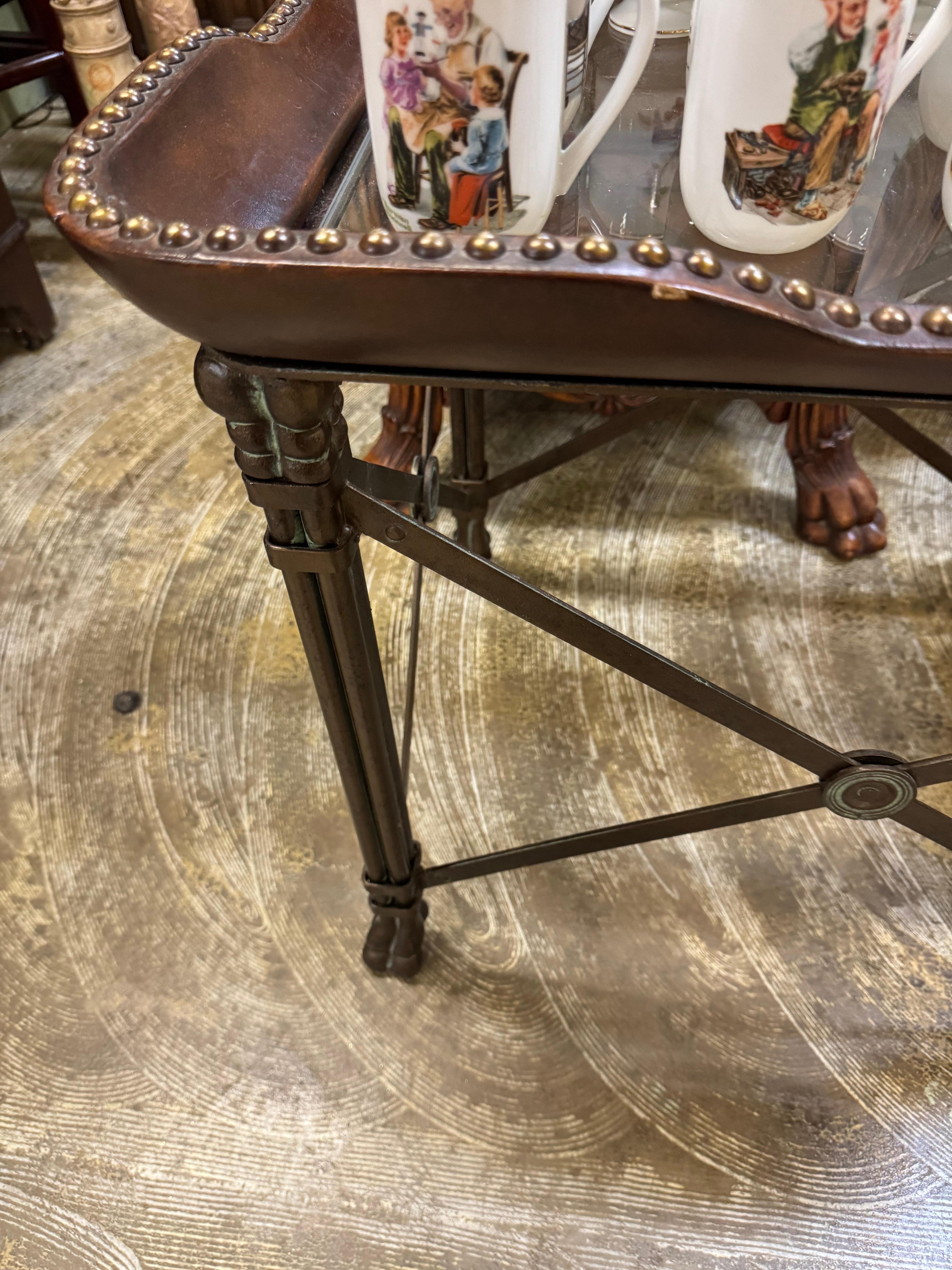 Gebrauchter, hochwertiger Maitland Smith Regency-Stil dreieckiger End- oder Beistelltisch. Es  Er ist aus bronziertem Metall mit grünen Akzenten gefertigt und sehr robust und schwer.  Dieser einzigartige Akzenttisch verfügt über eine breite,