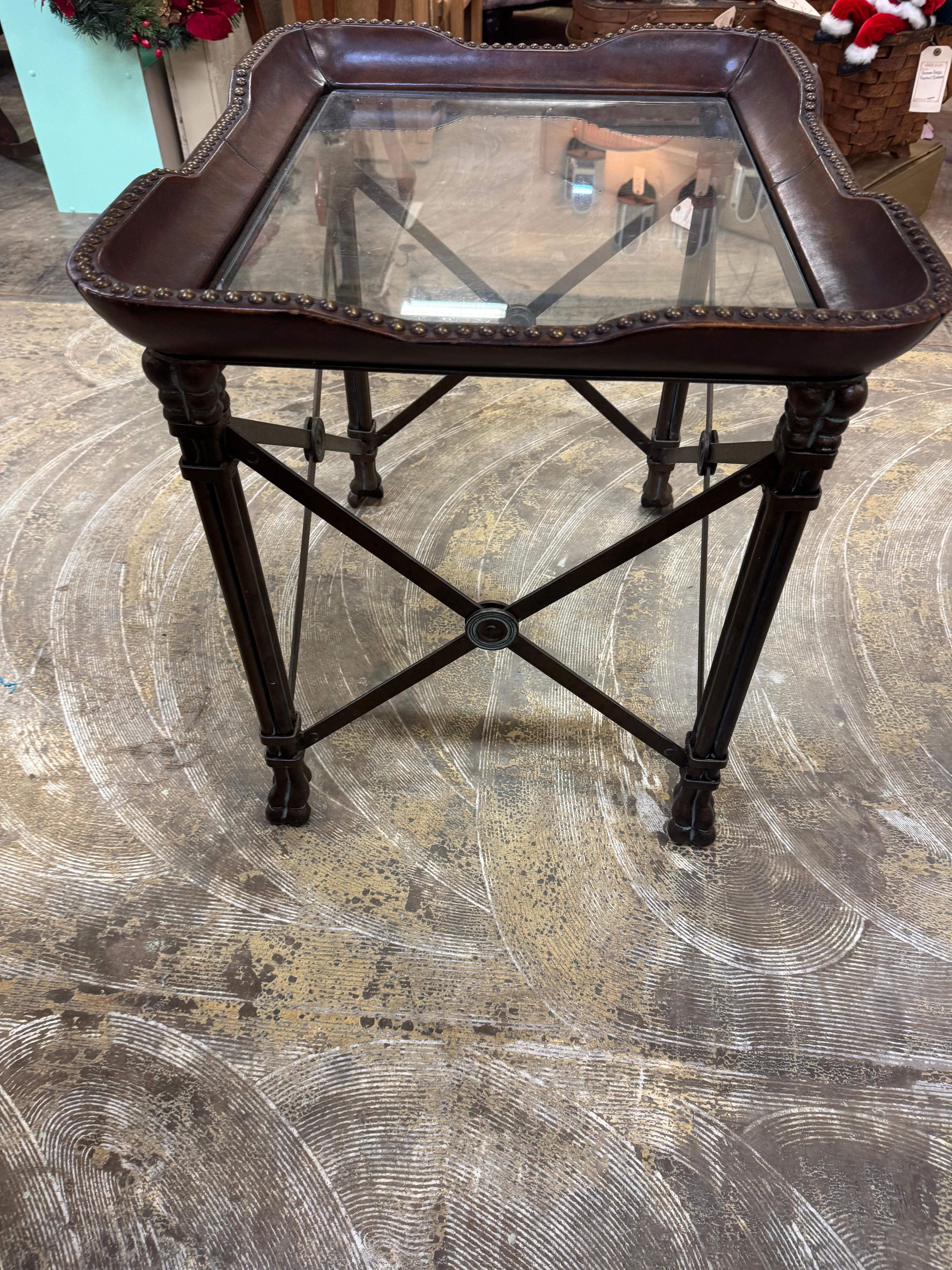 Maitland Smith Vintage-Beistelltisch aus Leder, Schmiedeeisen und Glasplatte im Zustand „Gut“ im Angebot in Birmingham, AL
