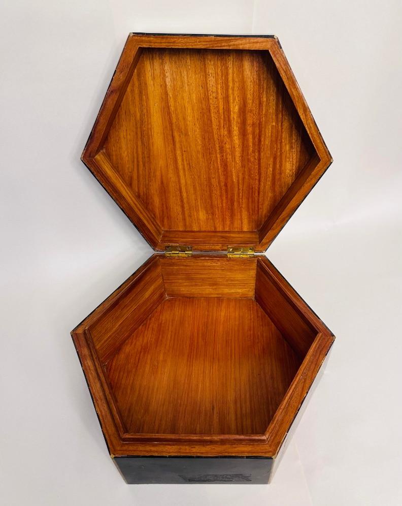 Vintage Boîte en bois à mosaïque hexagonale en fausse écaille de tortue par Maitland-Smith avec incrustation en laiton. Fabriqué dans les années 1990 dans un style art déco. Label Maitland-Smith encore sur le fond avec charnière en laiton et fond