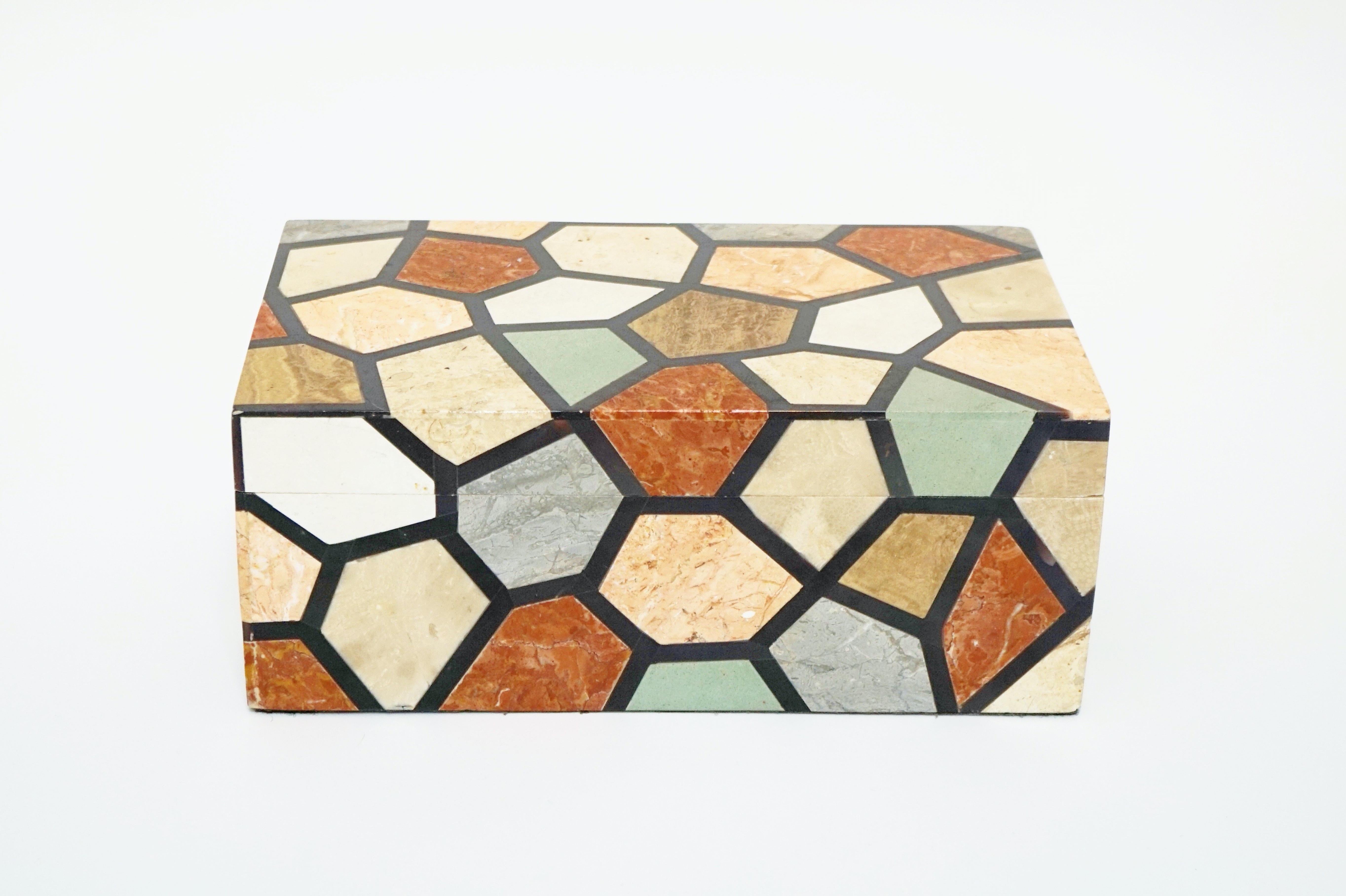 This beautiful vintage tessellated stone lidded box by Maitland Smith is the perfect way to organize your jewelry or tidy up your coffee table in a stylish way! 

Details:
- Removable lid
- Wood interior
- 10.2