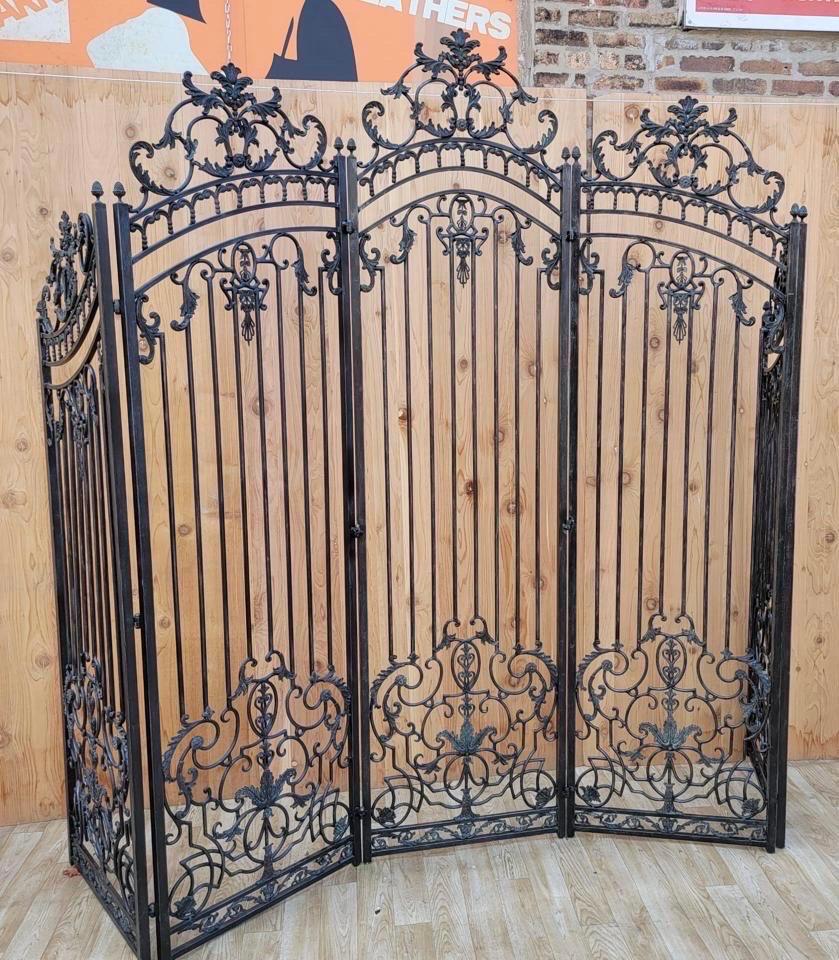 Vintage Maitland Smith Ornate 5 Panel wrought iron garden gate

Ornate vintage garden gate by Maitland Smith. Beautiful addition to a garden or a home entrance.

Circa 1980

Dimension 

H 94” middle 
H 88”
H 74” 

W 125” (25” each panel