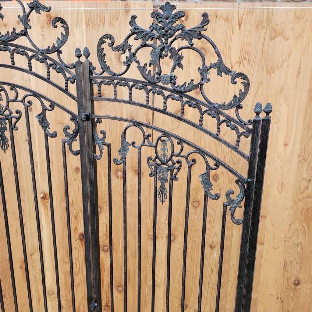 Fait main Vieux portail de jardin en fer forgé Maitland Smith orné de 5 panneaux en vente