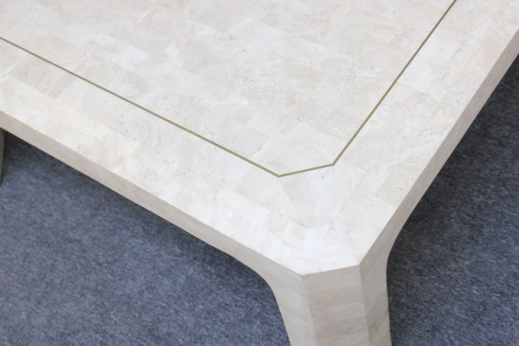 Table basse carrée Maitland Smith en pierre tessellée avec incrustation en laiton en vente 2