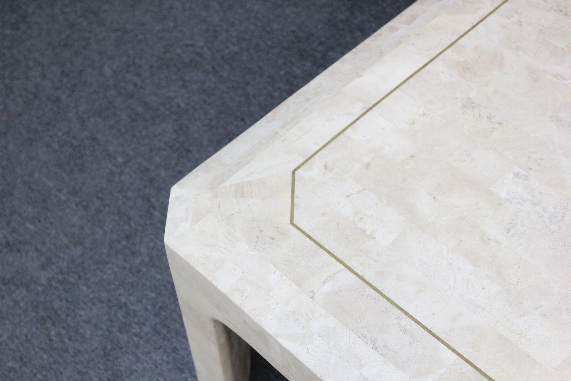 Table basse carrée Maitland Smith en pierre tessellée avec incrustation en laiton en vente 3
