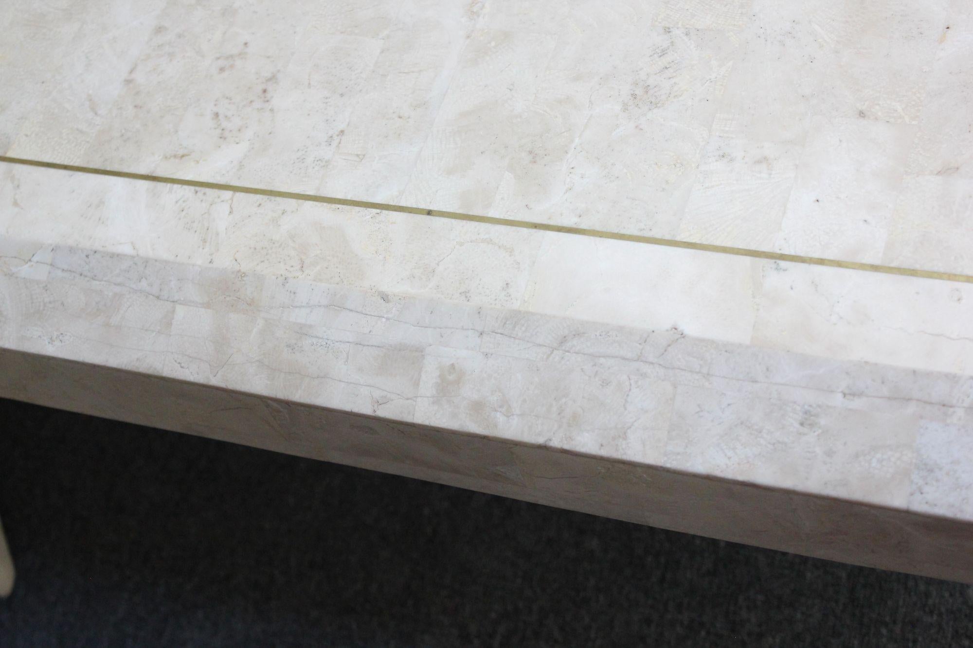 Table basse carrée Maitland Smith en pierre tessellée avec incrustation en laiton en vente 4