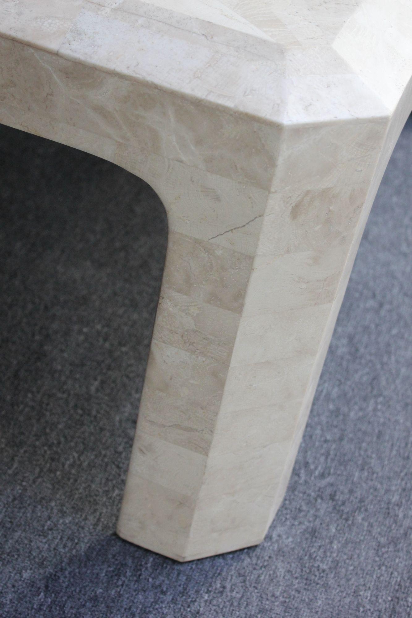 Table basse carrée Maitland Smith en pierre tessellée avec incrustation en laiton en vente 5