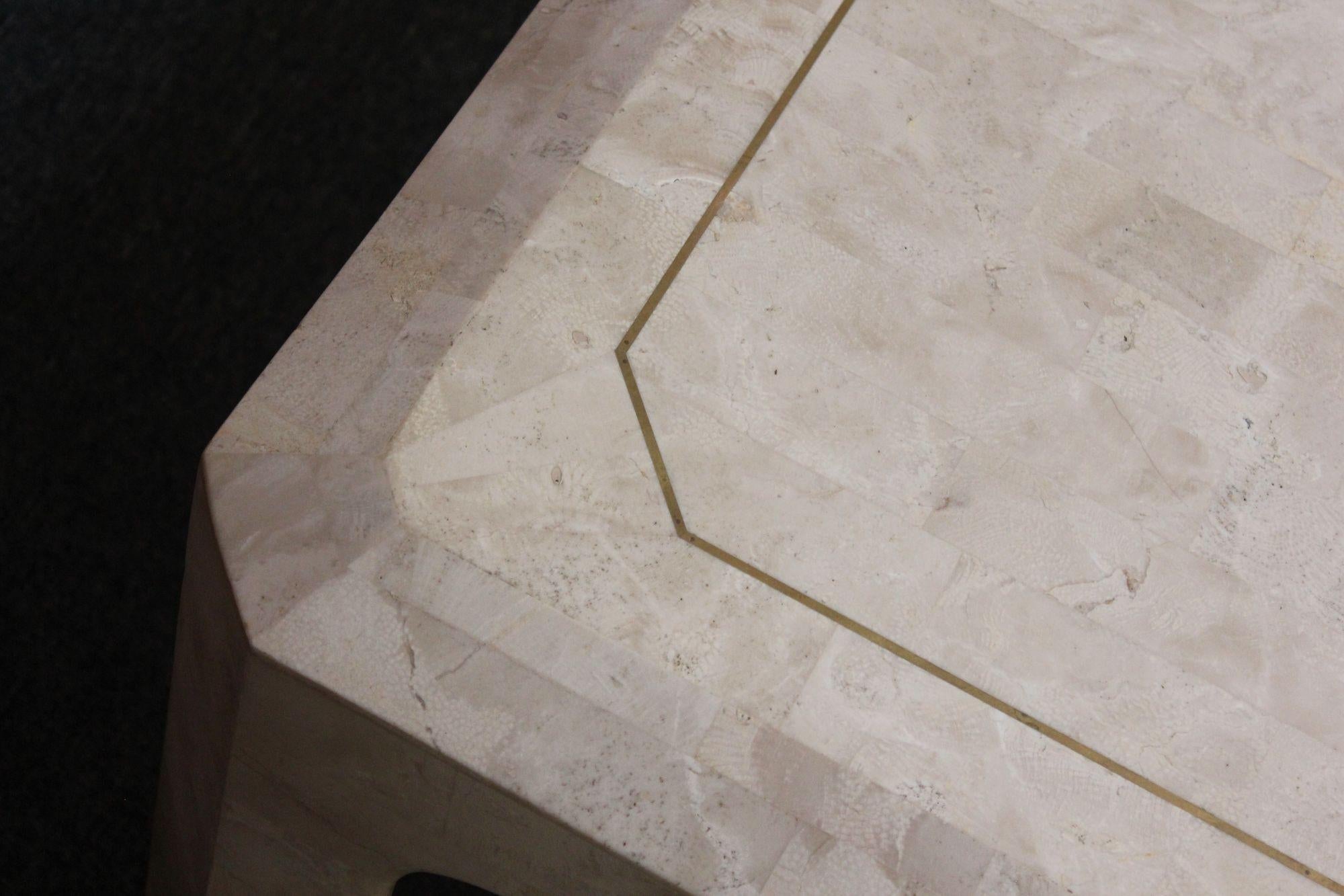 Table basse carrée Maitland Smith en pierre tessellée avec incrustation en laiton en vente 6