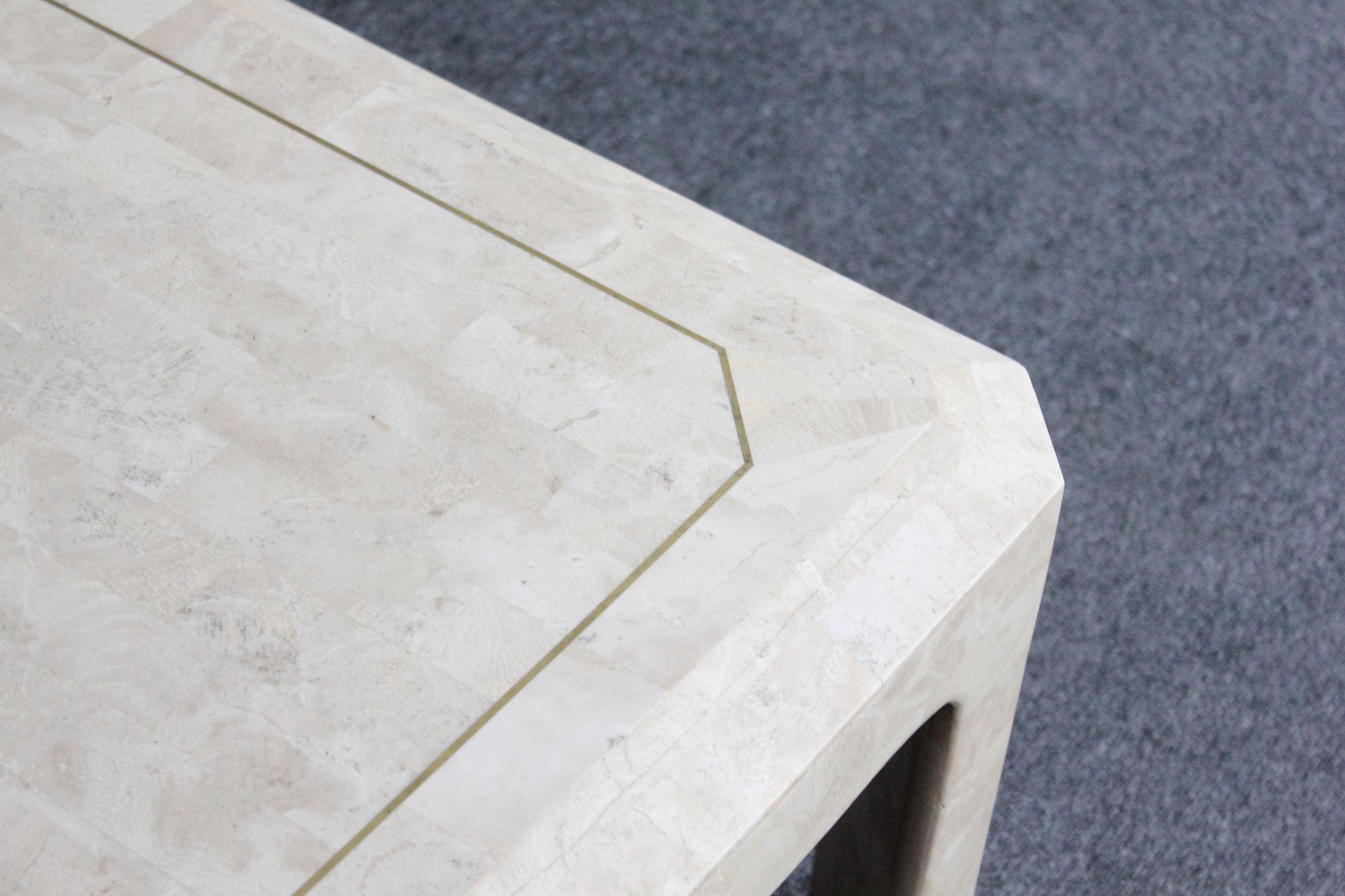 Table basse carrée Maitland Smith en pierre tessellée avec incrustation en laiton en vente 7