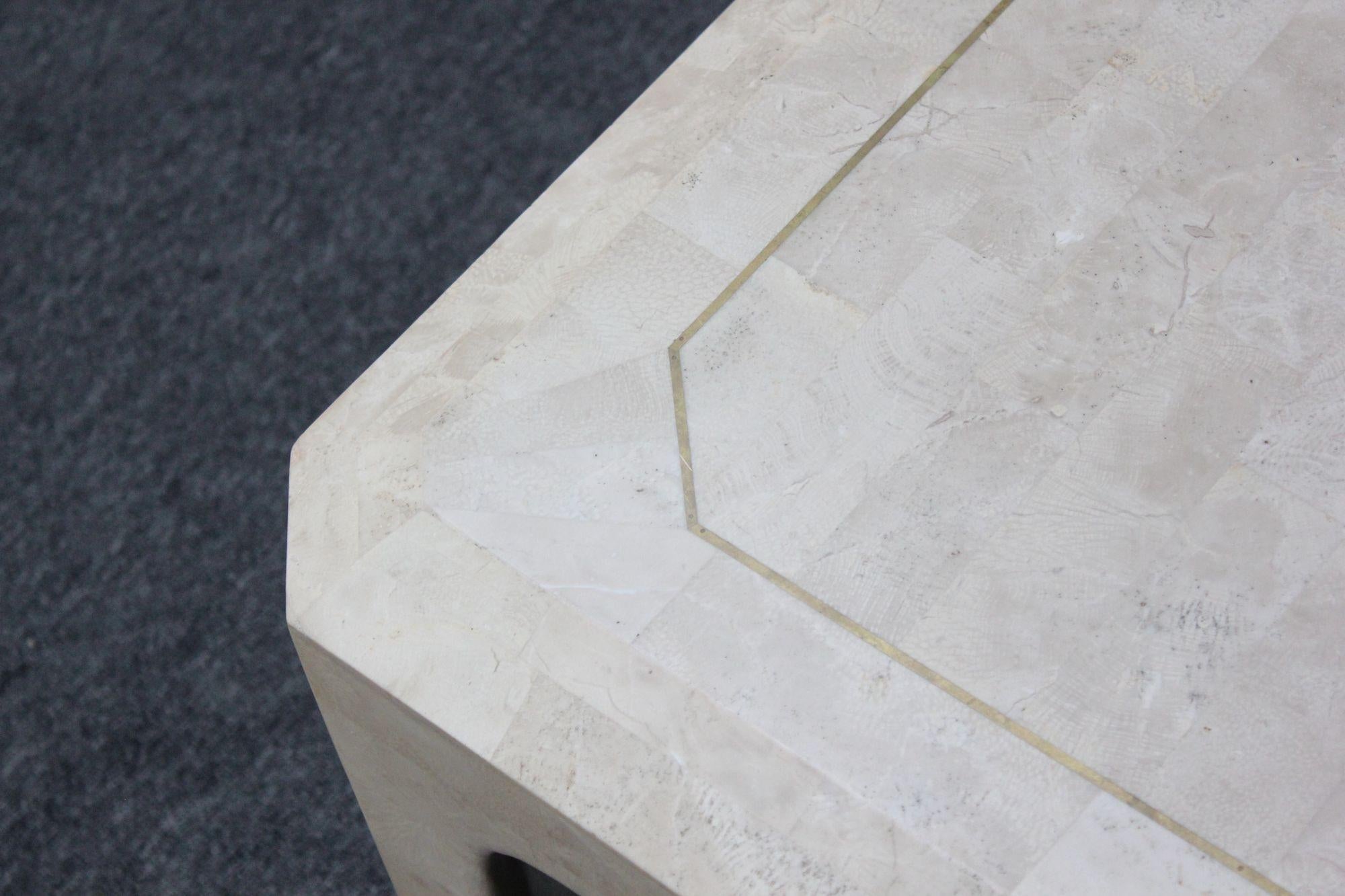 Table basse carrée Maitland Smith en pierre tessellée avec incrustation en laiton en vente 8
