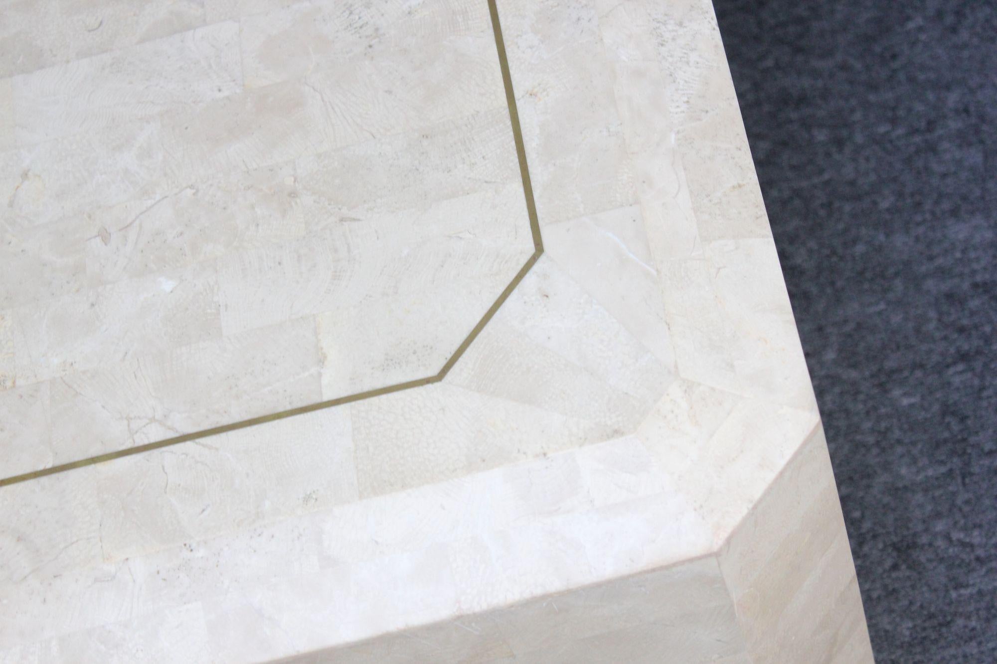 Table basse carrée Maitland Smith en pierre tessellée avec incrustation en laiton en vente 10