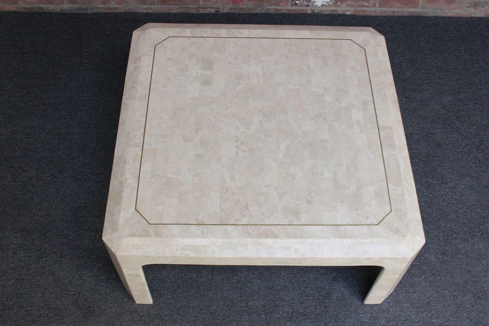 Mid-Century Modern Table basse carrée Maitland Smith en pierre tessellée avec incrustation en laiton en vente