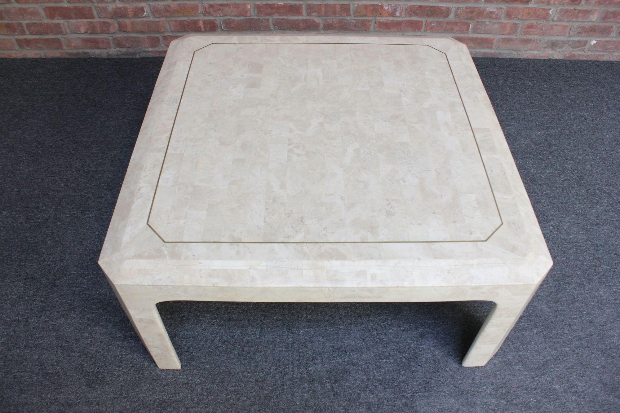 Incrusté Table basse carrée Maitland Smith en pierre tessellée avec incrustation en laiton en vente