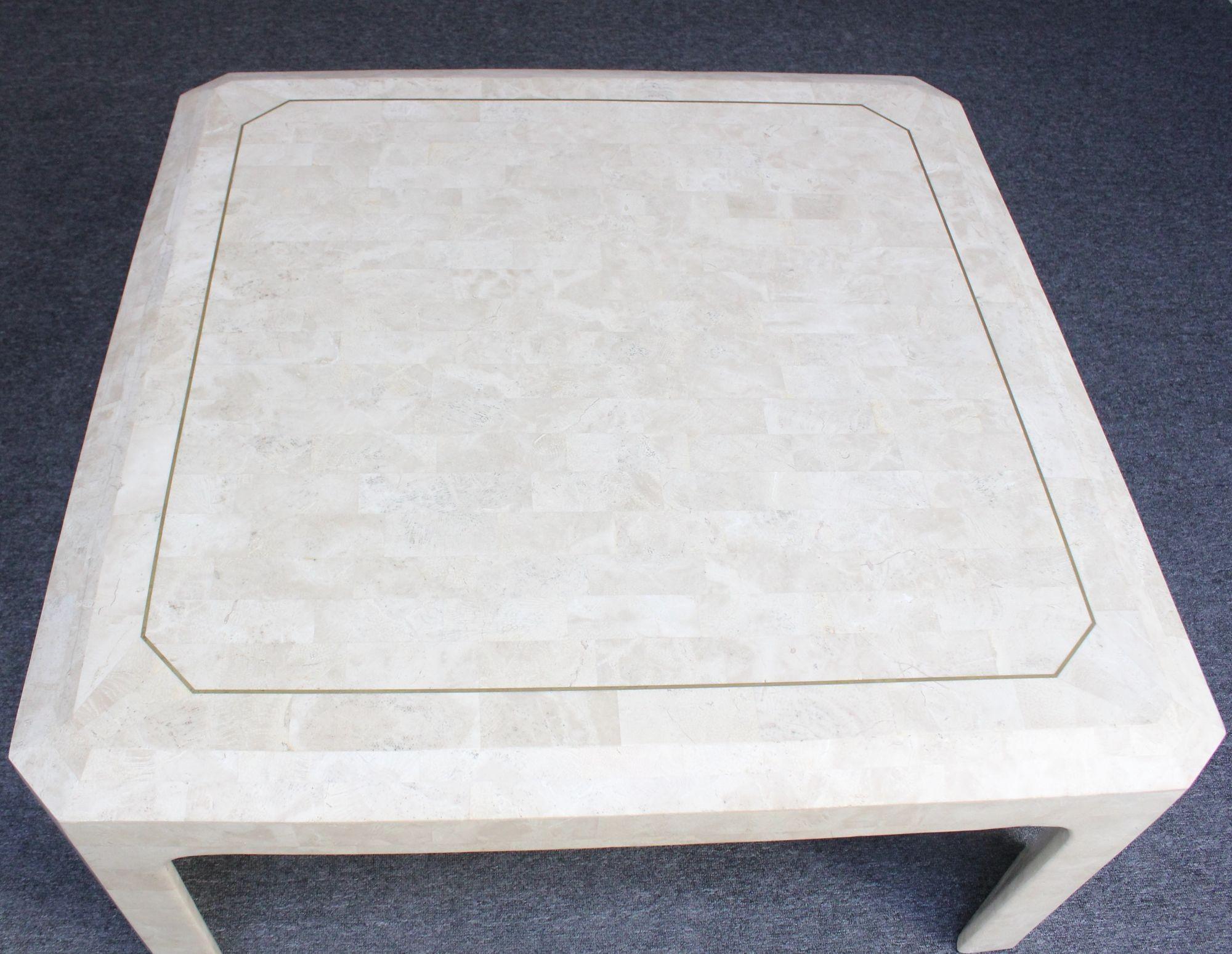 Table basse carrée Maitland Smith en pierre tessellée avec incrustation en laiton en vente 1