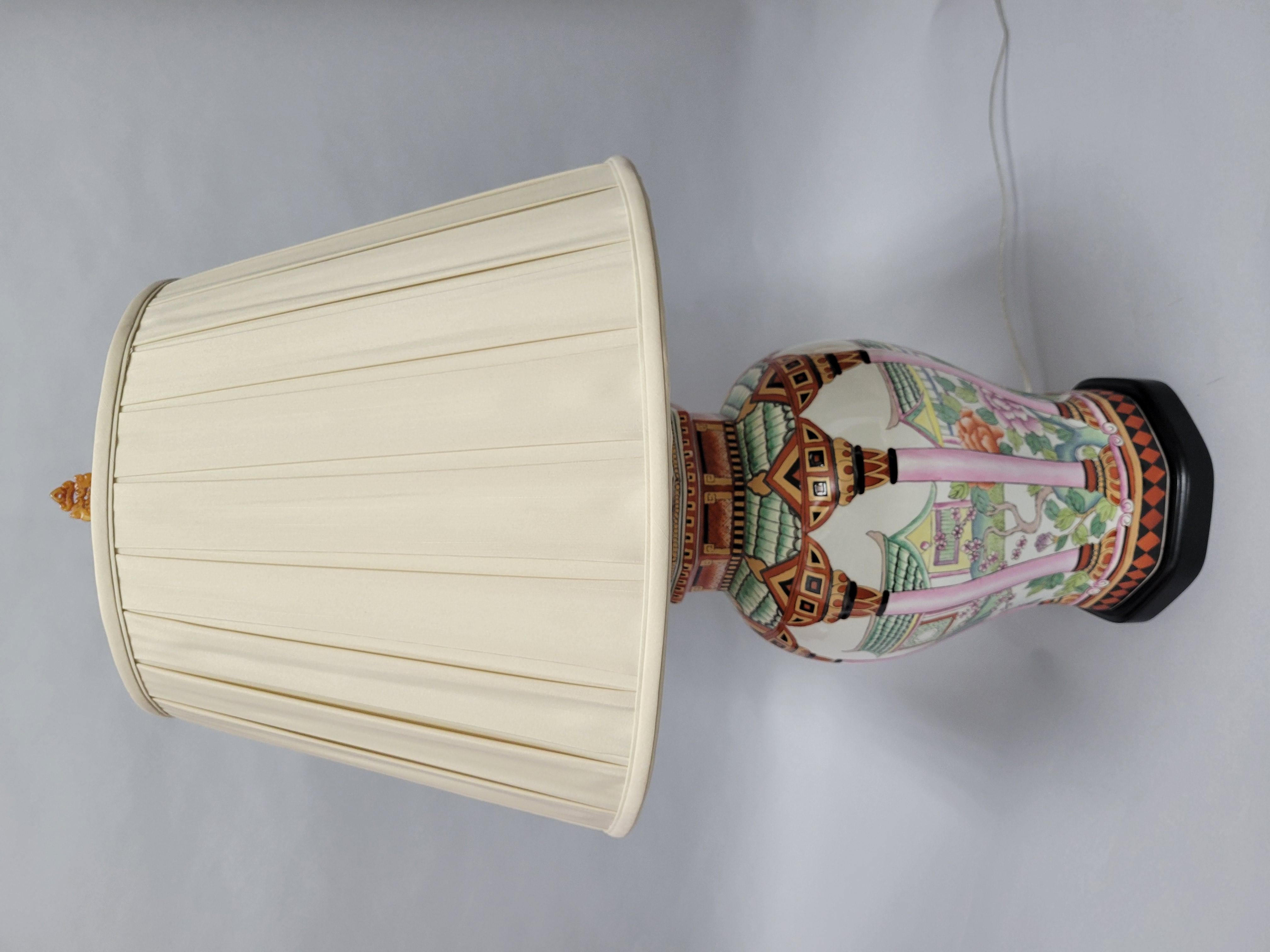 Lampe vintage Maitland-Smith - Câblée par un professionnel

Ajoutez une touche d'élégance intemporelle à votre espace avec cette superbe lampe vintage Maitland-Smith. Dotée d'une base en céramique magnifiquement peinte à la main avec des motifs