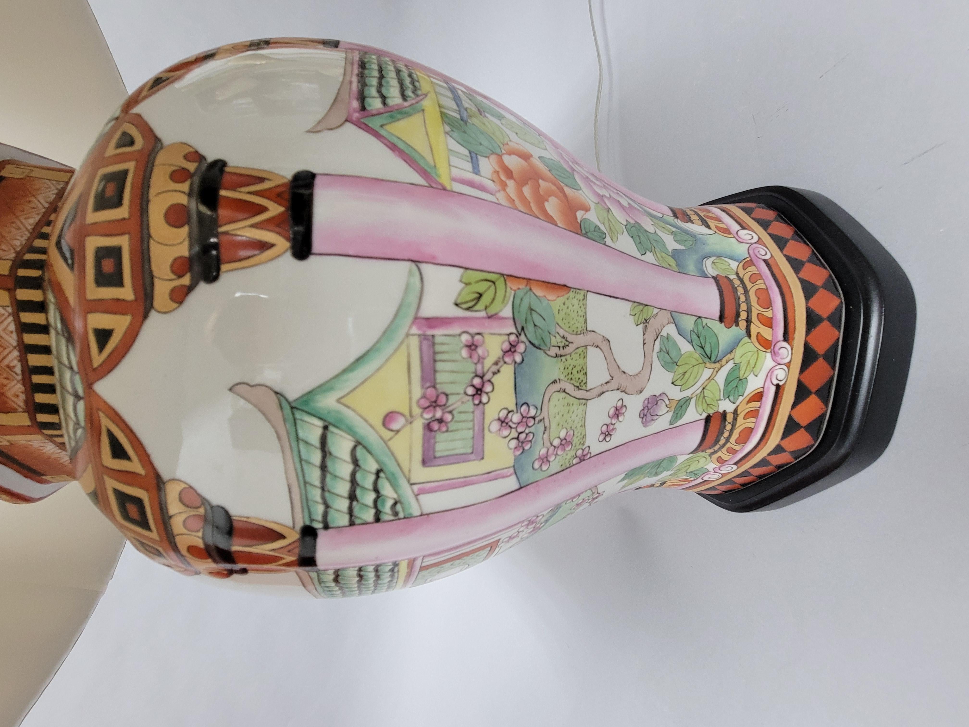 Céramique Lampe de table vintage Maitland Smith - Motifs architecturaux et floraux en vente