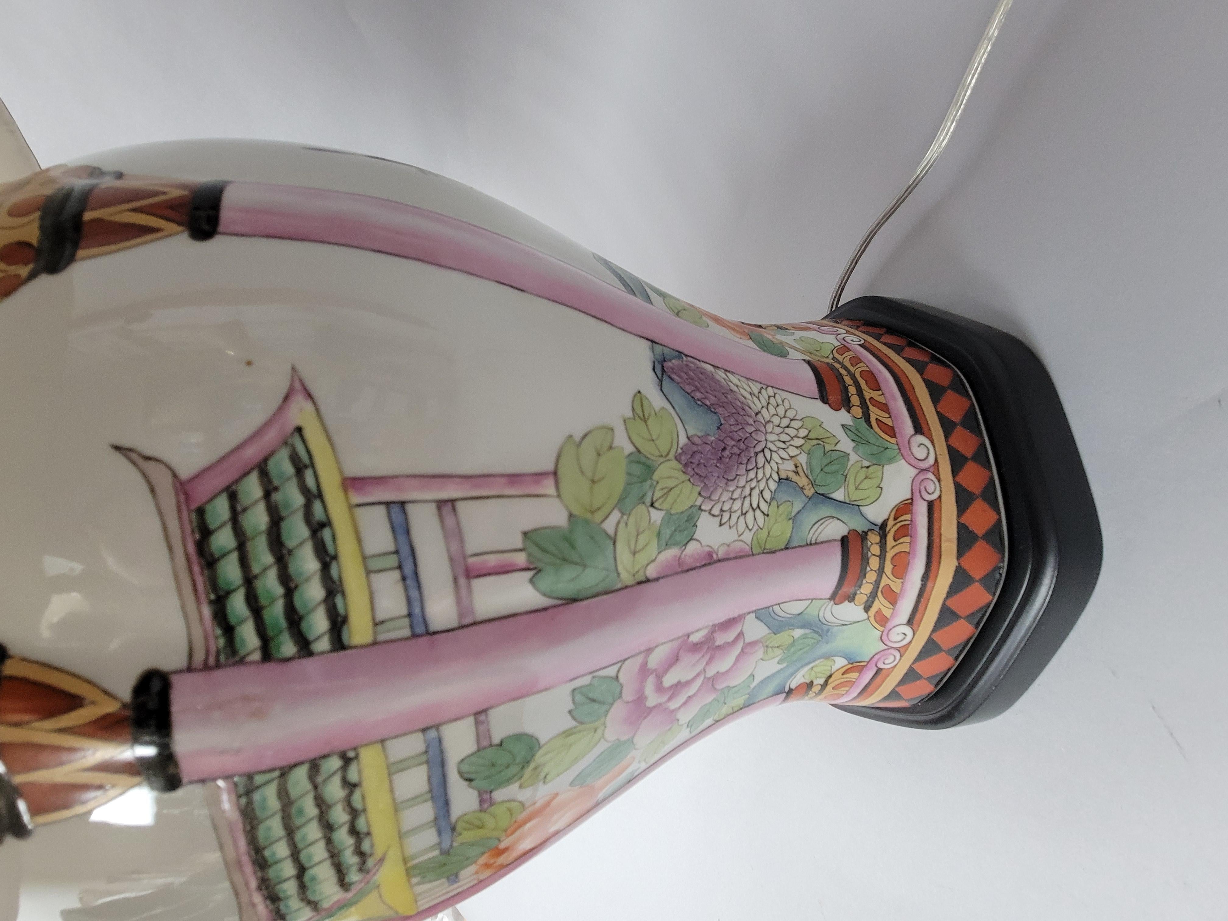 Lampe de table vintage Maitland Smith - Motifs architecturaux et floraux en vente 1