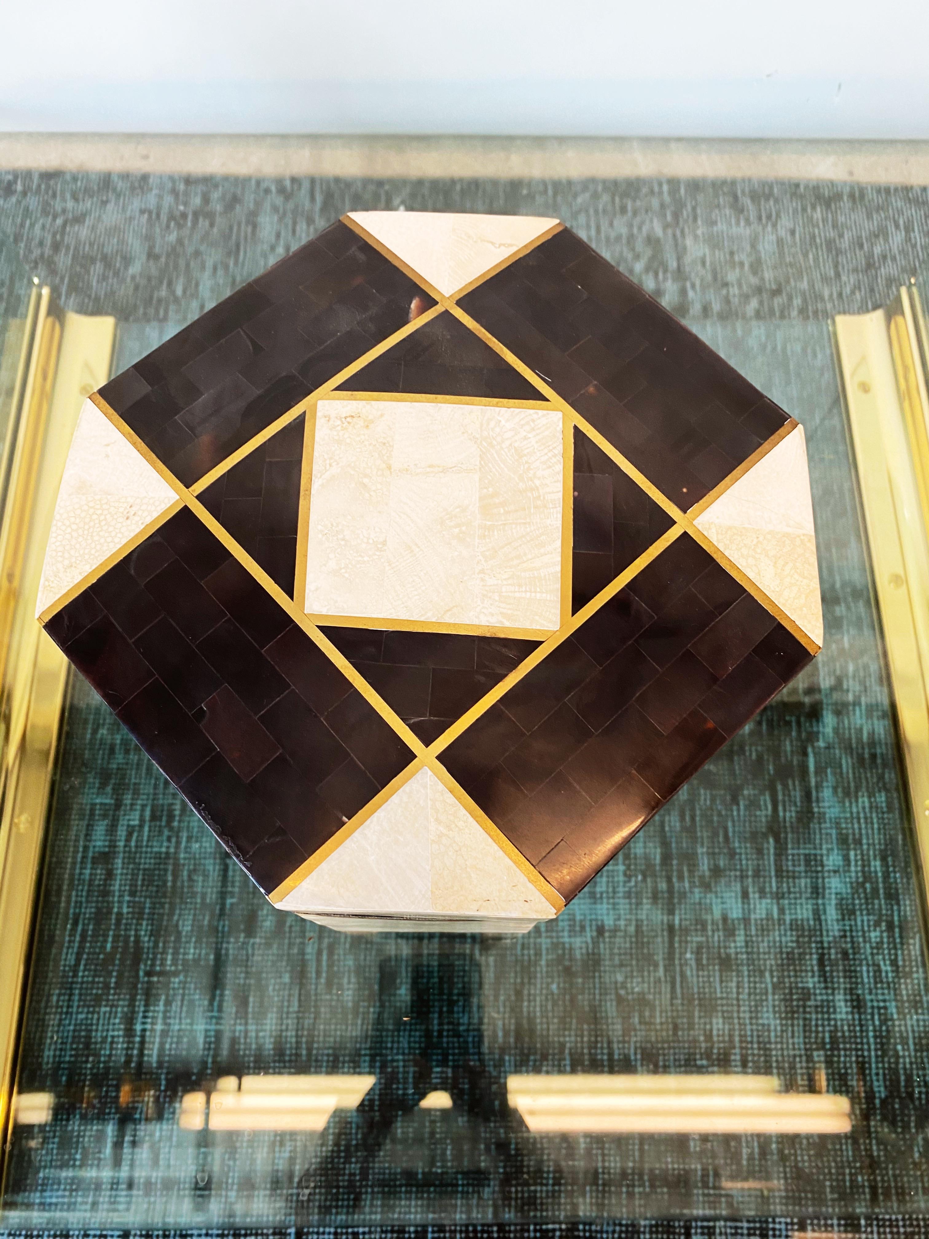 This vintage tessellated horn and travertine box with brass inlay is in overall excellent condition. Black velvet interior. Designed by Robert Marcius for Casa Bique. Manufactured by Maitland Smith.
1984-1985. USA.
Dimensions:
8.25