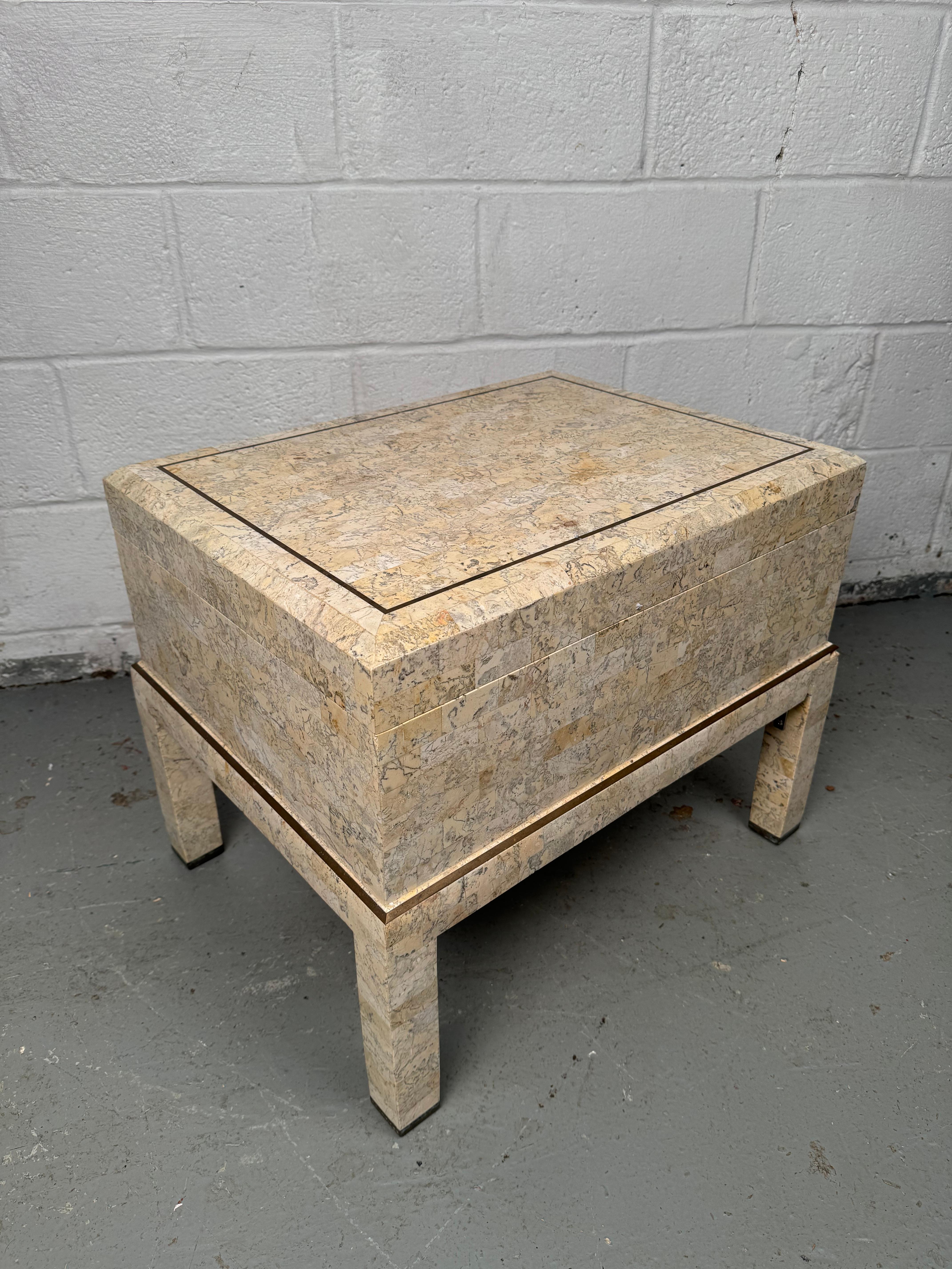 Questo squisito cofanetto vintage in marmo tessellato di Maitland Smith incarna il lusso e la raffinatezza artigianale. Realizzato in marmo di alta qualità, il cofanetto presenta uno splendido motivo a tasselli che mostra intricati intarsi di pezzi