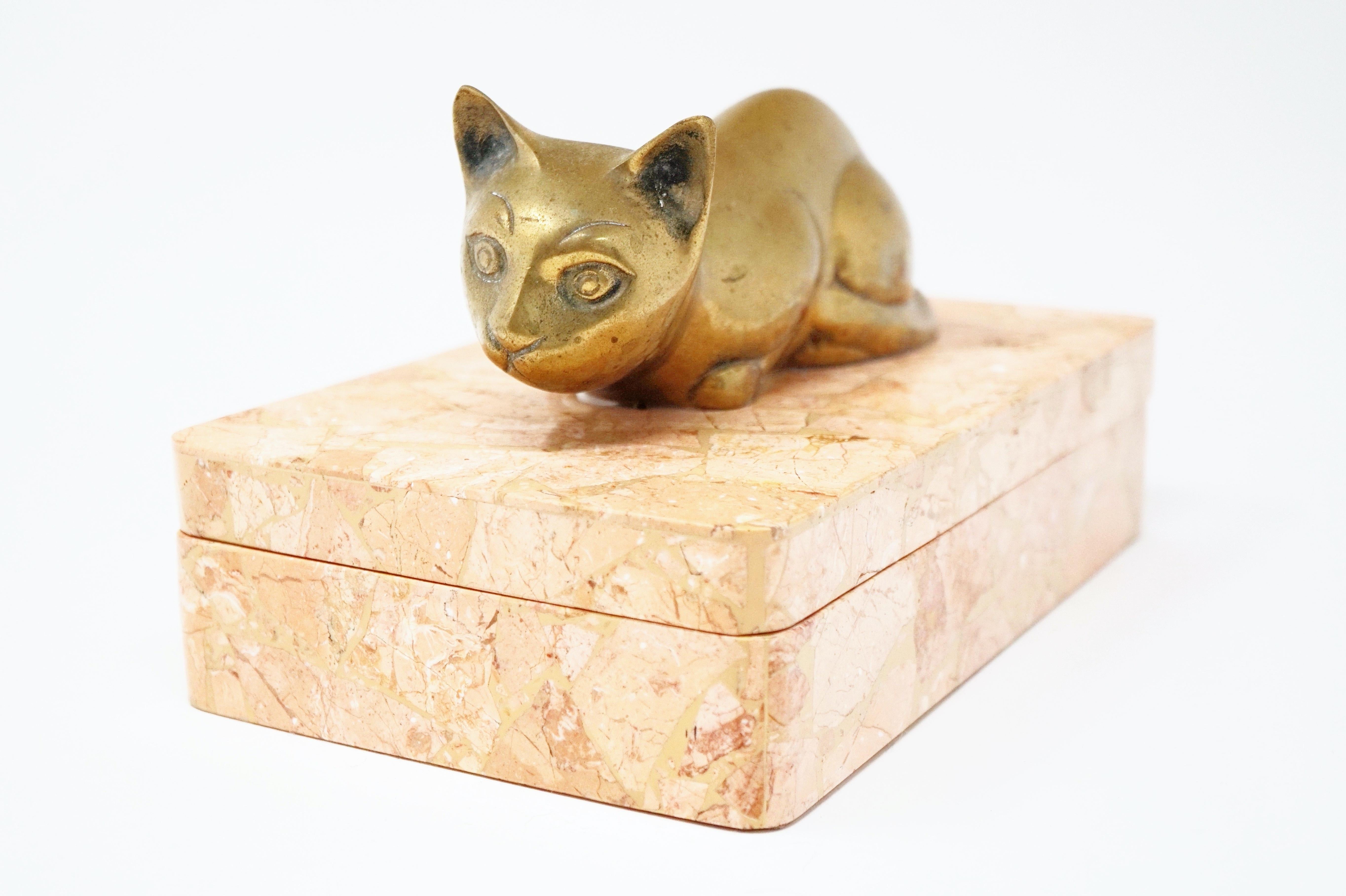 Vintage Maitland Smith Tessellated Stone Box with Brass Cat Figurine Handle In Good Condition In McKinney, TX