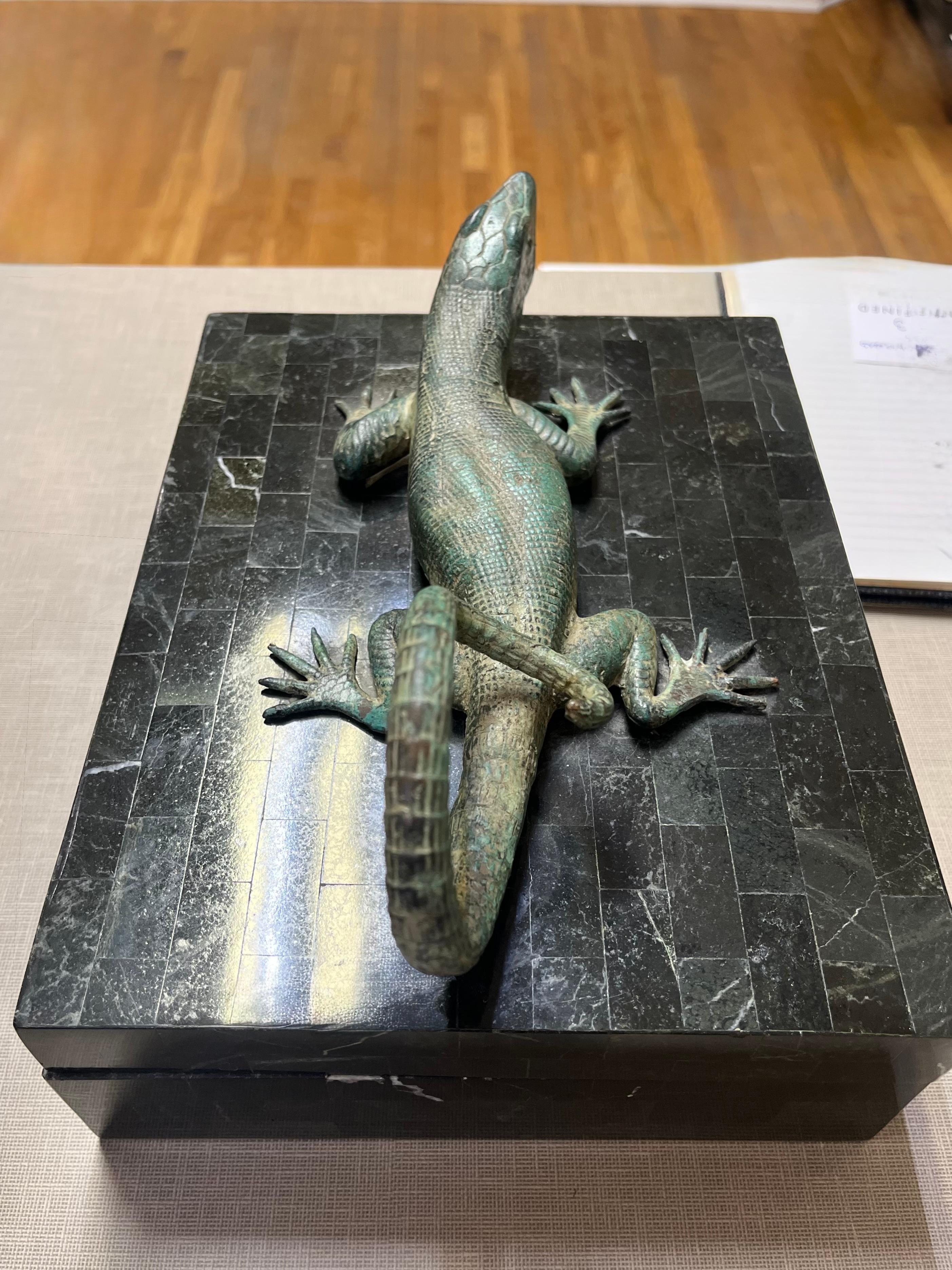 Ein Vintage 1970er fffstessellated Stein-Box mit einem Grünspan figuralen Bronze Eidechse Griff von Maitland Smith. Ganz im Stil des Hollywood Regency.