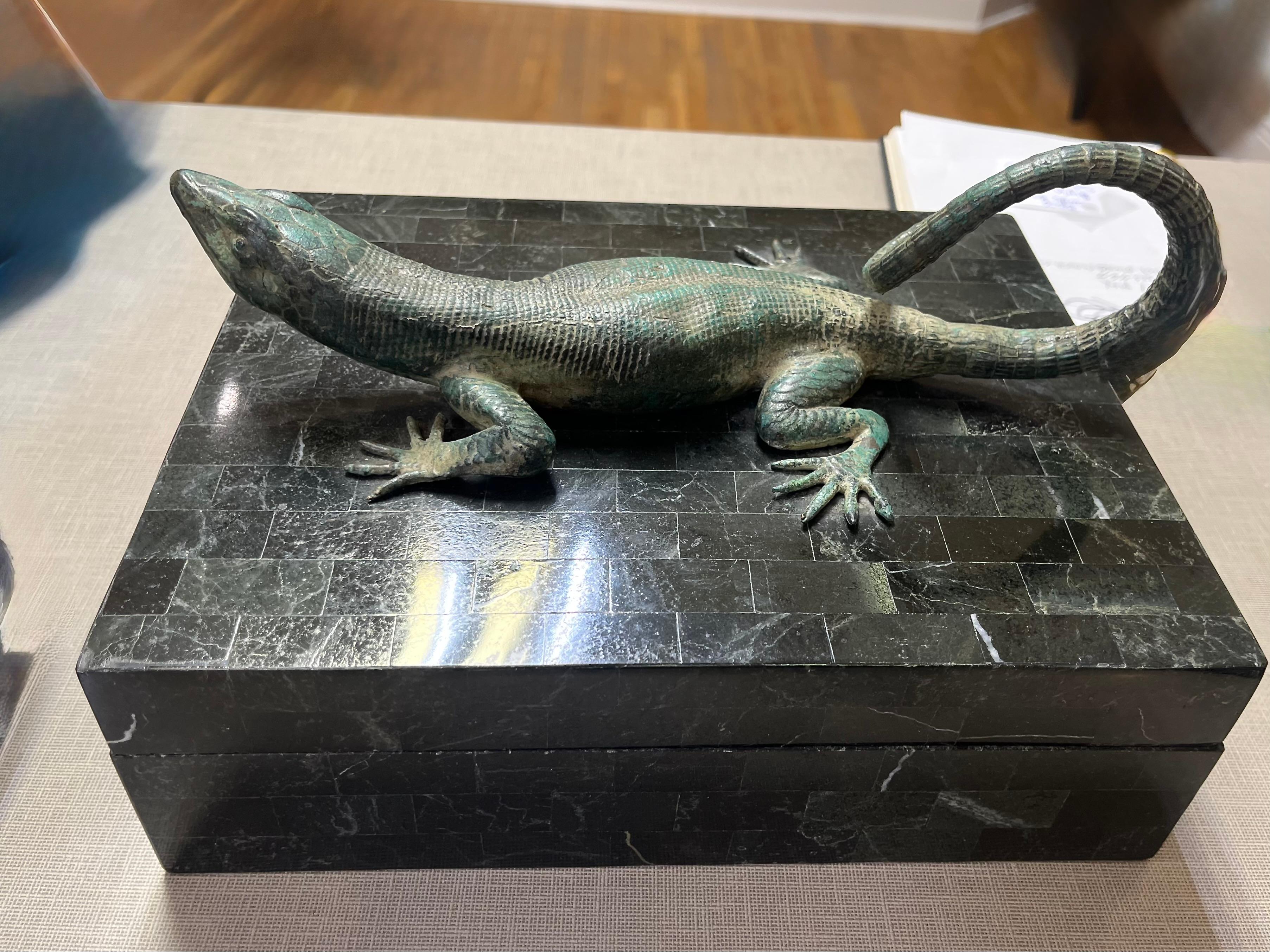 Vintage Maitland Smith Mosaik Stein-Box mit Bronze figuralen Eidechse Griff (Moderne der Mitte des Jahrhunderts)