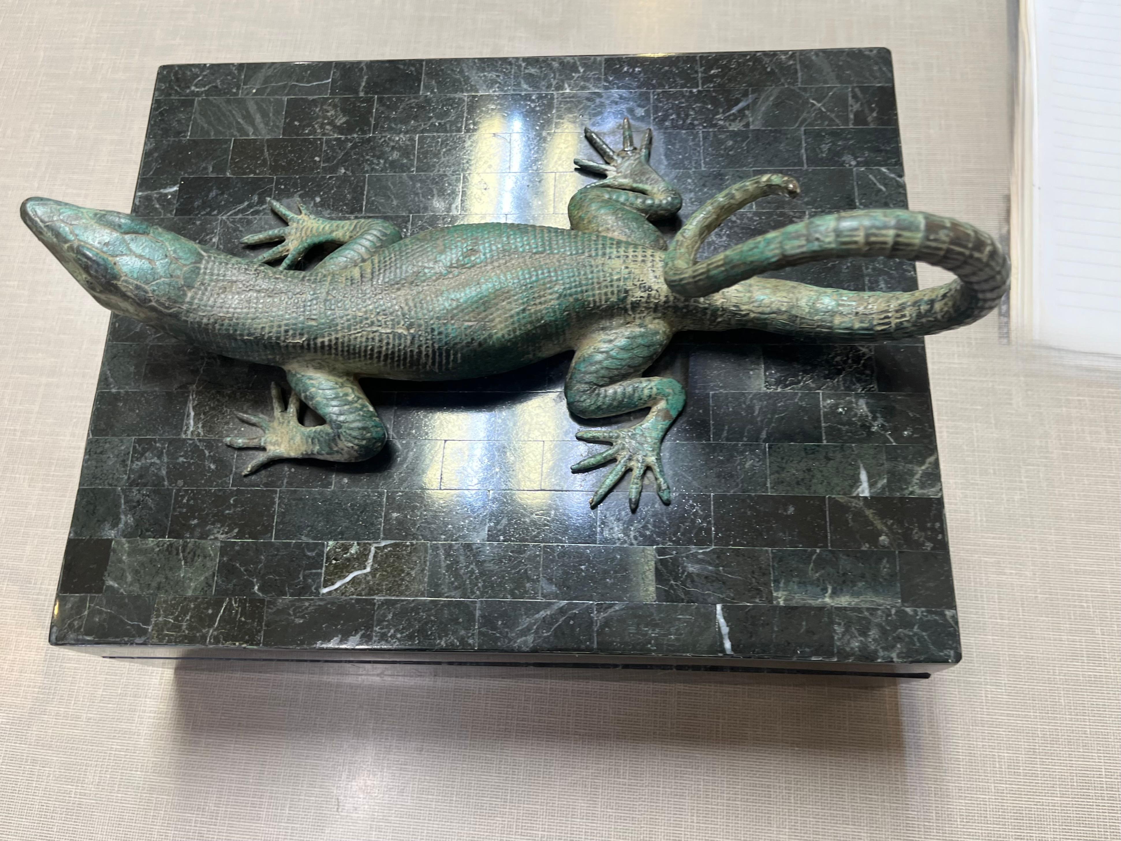 Vintage Maitland Smith Mosaik Stein-Box mit Bronze figuralen Eidechse Griff (Philippinisch)