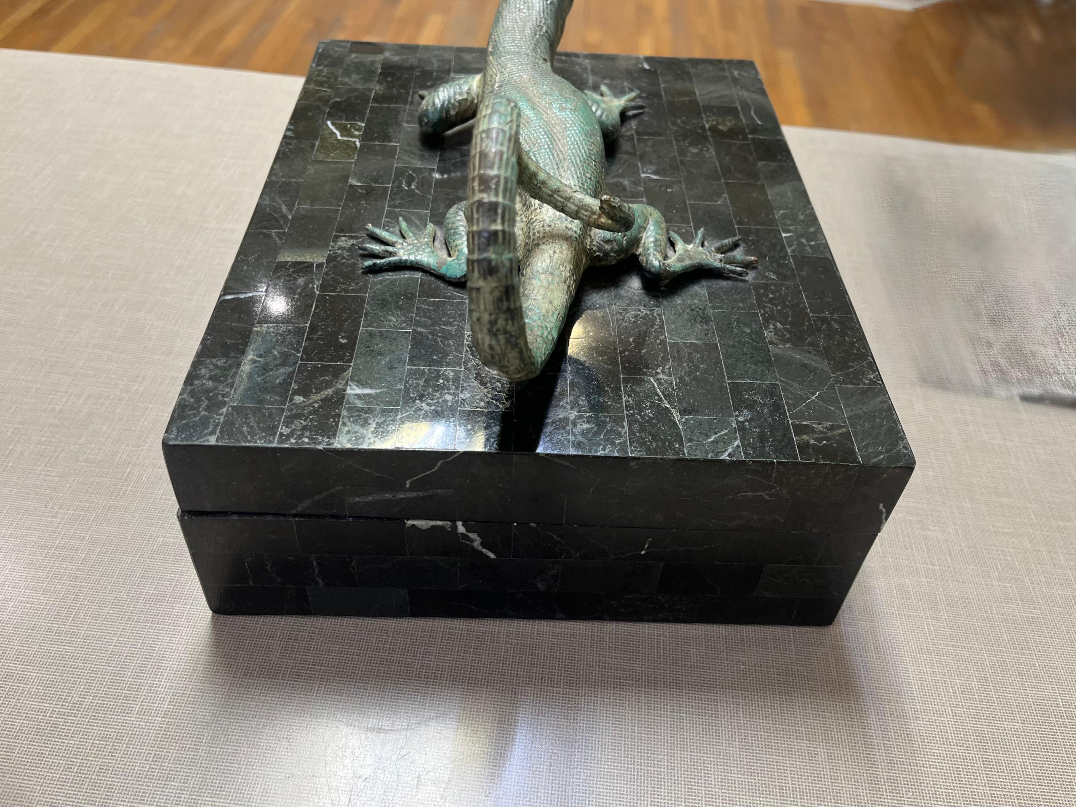 Vintage Maitland Smith Mosaik Stein-Box mit Bronze figuralen Eidechse Griff 2